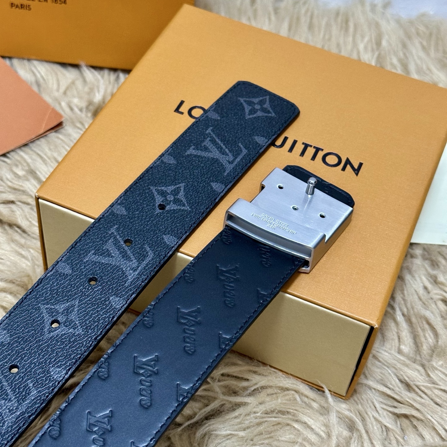 LV.路易威登 宽40MM双面原版小牛皮 搭配单钌钯电镀扣 完美的手感.油边 出众的设计.风格 高贵奢华