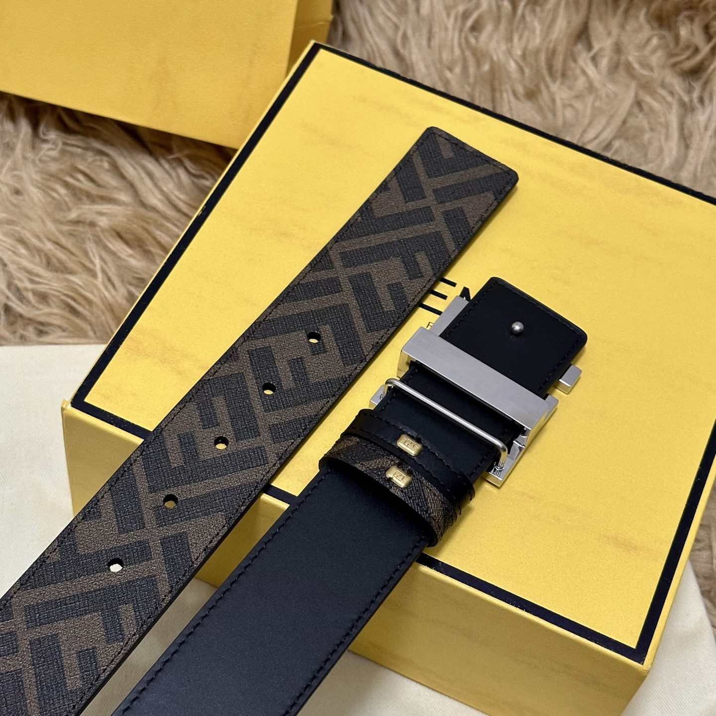 FENDI（芬迪）专柜同款 宽4.0CM 双环正反用腰带 FF按钉搭扣 黑色Cuoio Romano皮革