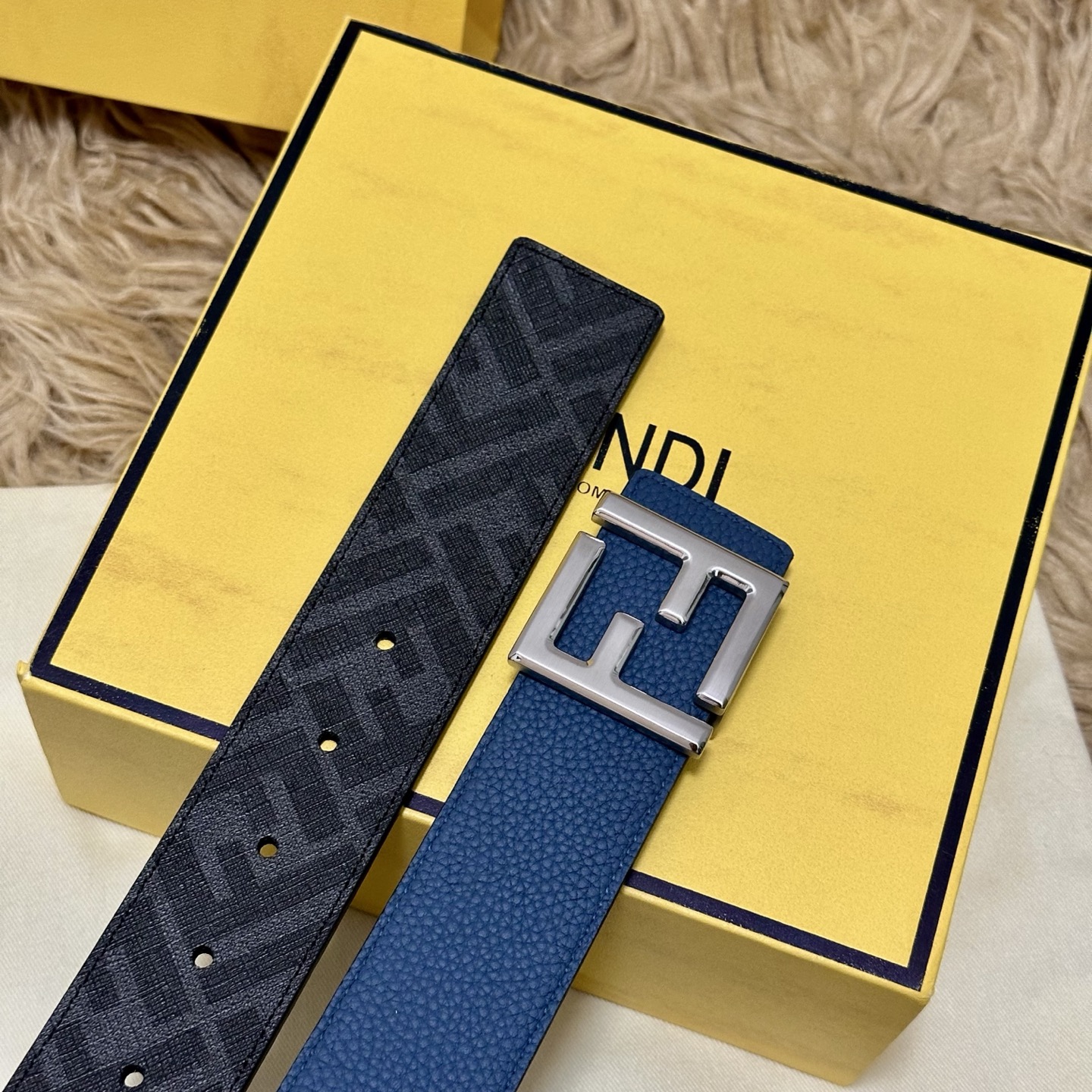 FENDI（芬迪）专柜同款 宽4.0CM 双环正反用腰带 FF按钉搭扣 浅兰色Cuoio Romano皮