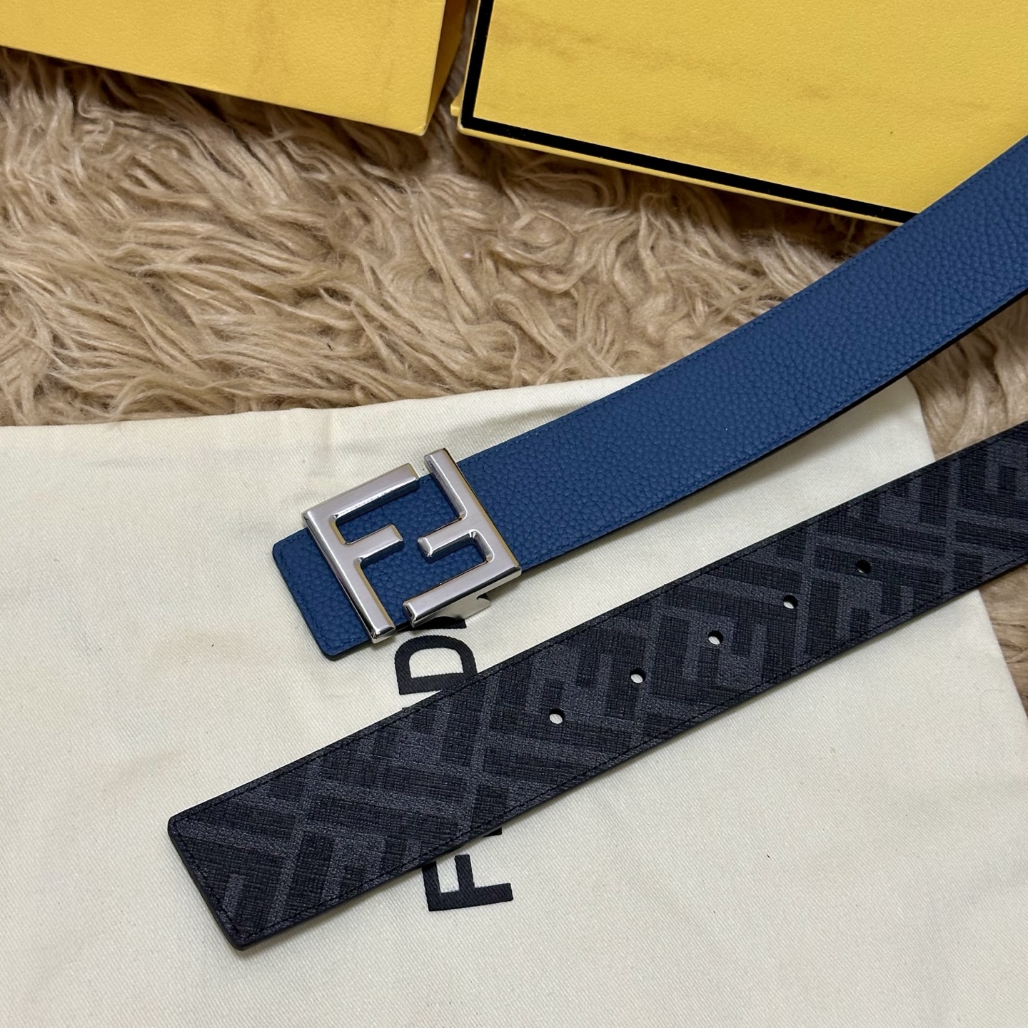 FENDI（芬迪）专柜同款 宽4.0CM 双环正反用腰带 FF按钉搭扣 浅兰色Cuoio Romano皮