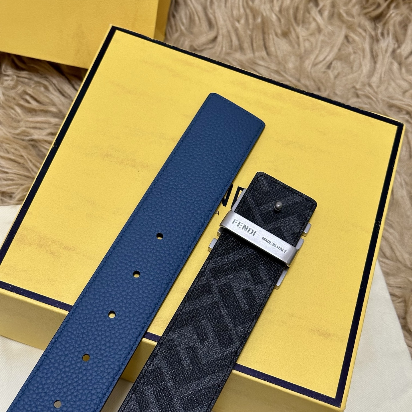 FENDI（芬迪）专柜同款 宽4.0CM 双环正反用腰带 FF按钉搭扣 浅兰色Cuoio Romano皮