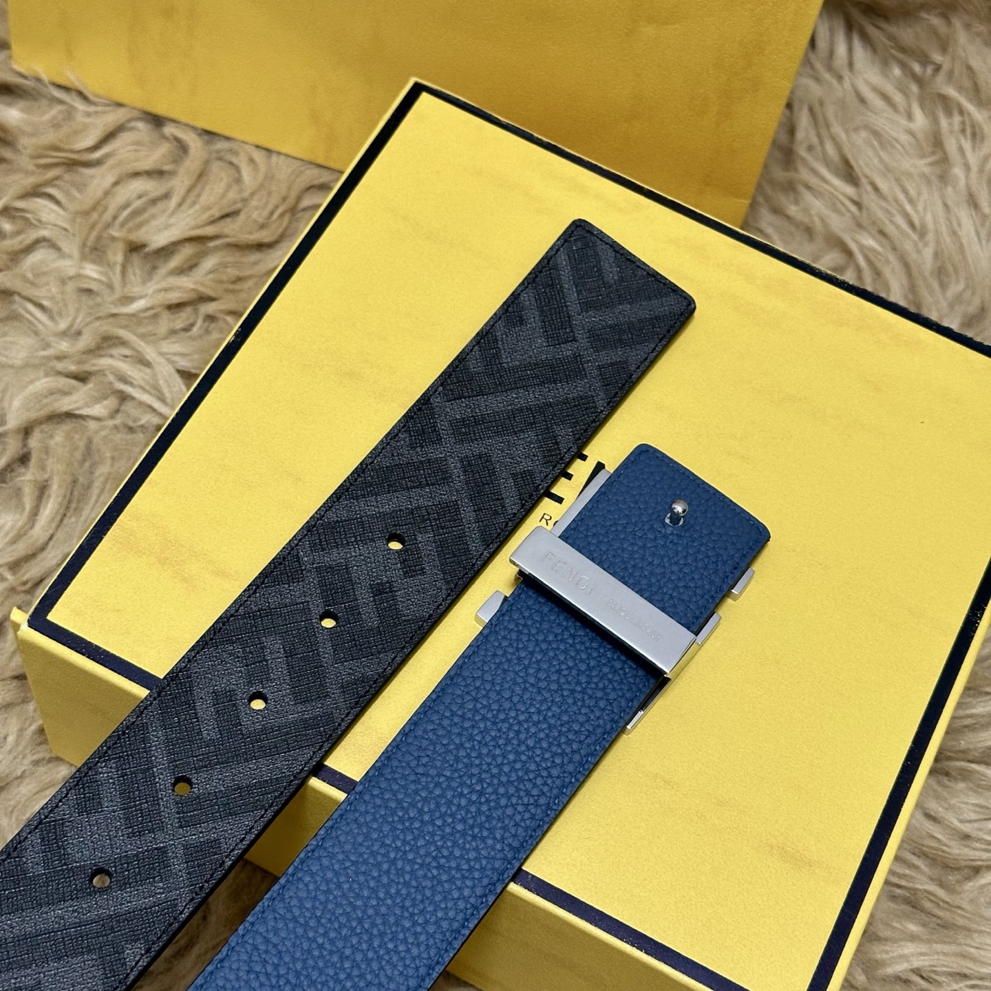 FENDI（芬迪）专柜同款 宽4.0CM 双环正反用腰带 FF按钉搭扣 浅兰色Cuoio Romano皮