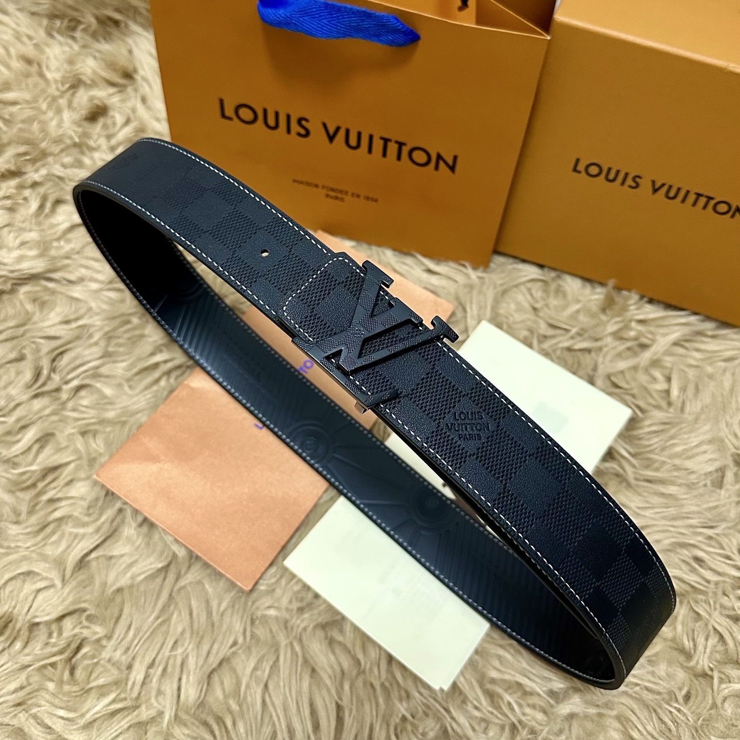 LV.路易威登 宽40MM双面原版小牛皮 搭配单钌钯电镀扣 完美的手感.油边 出众的设计.风格 高贵奢华