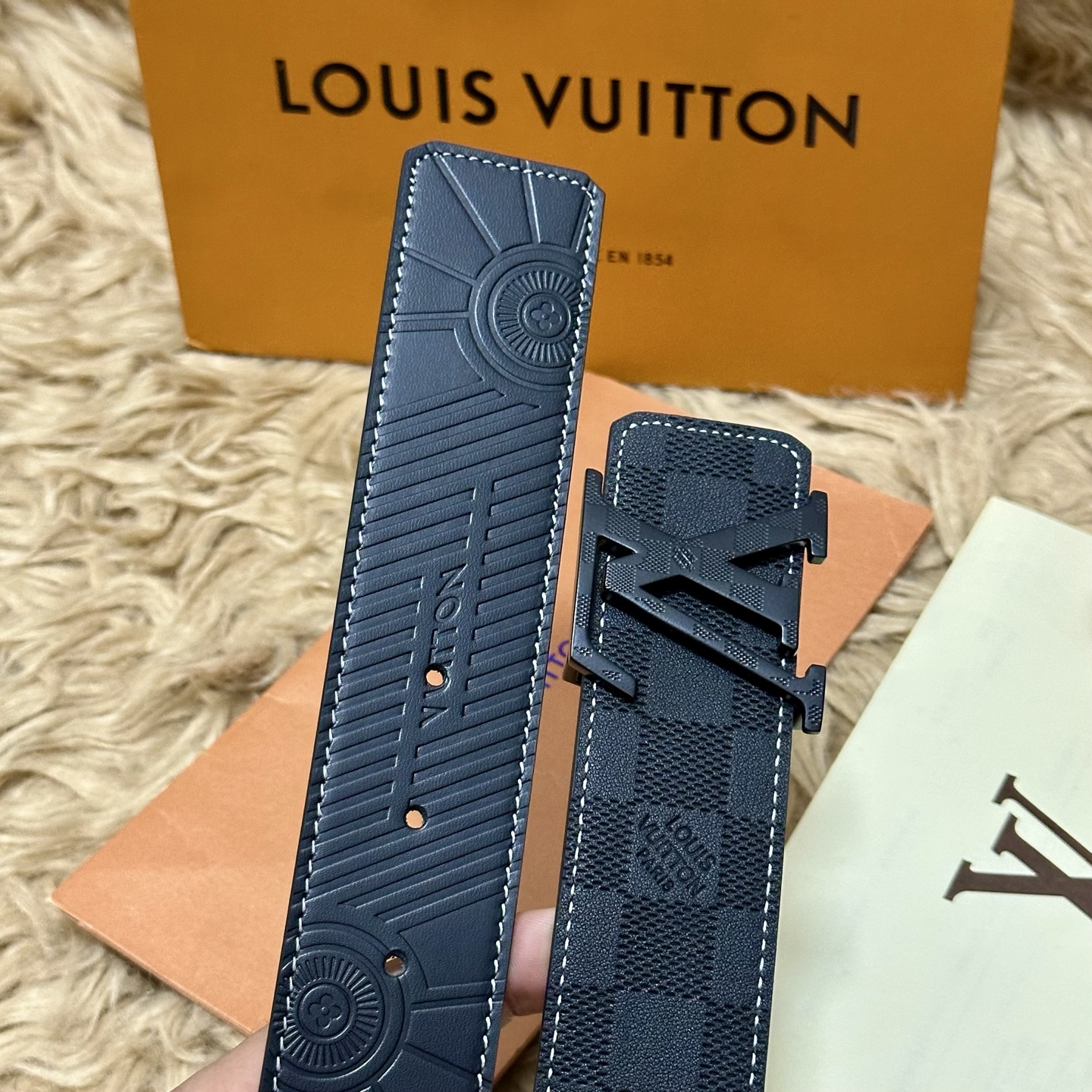 LV.路易威登 宽40MM双面原版小牛皮 搭配单钌钯电镀扣 完美的手感.油边 出众的设计.风格 高贵奢华