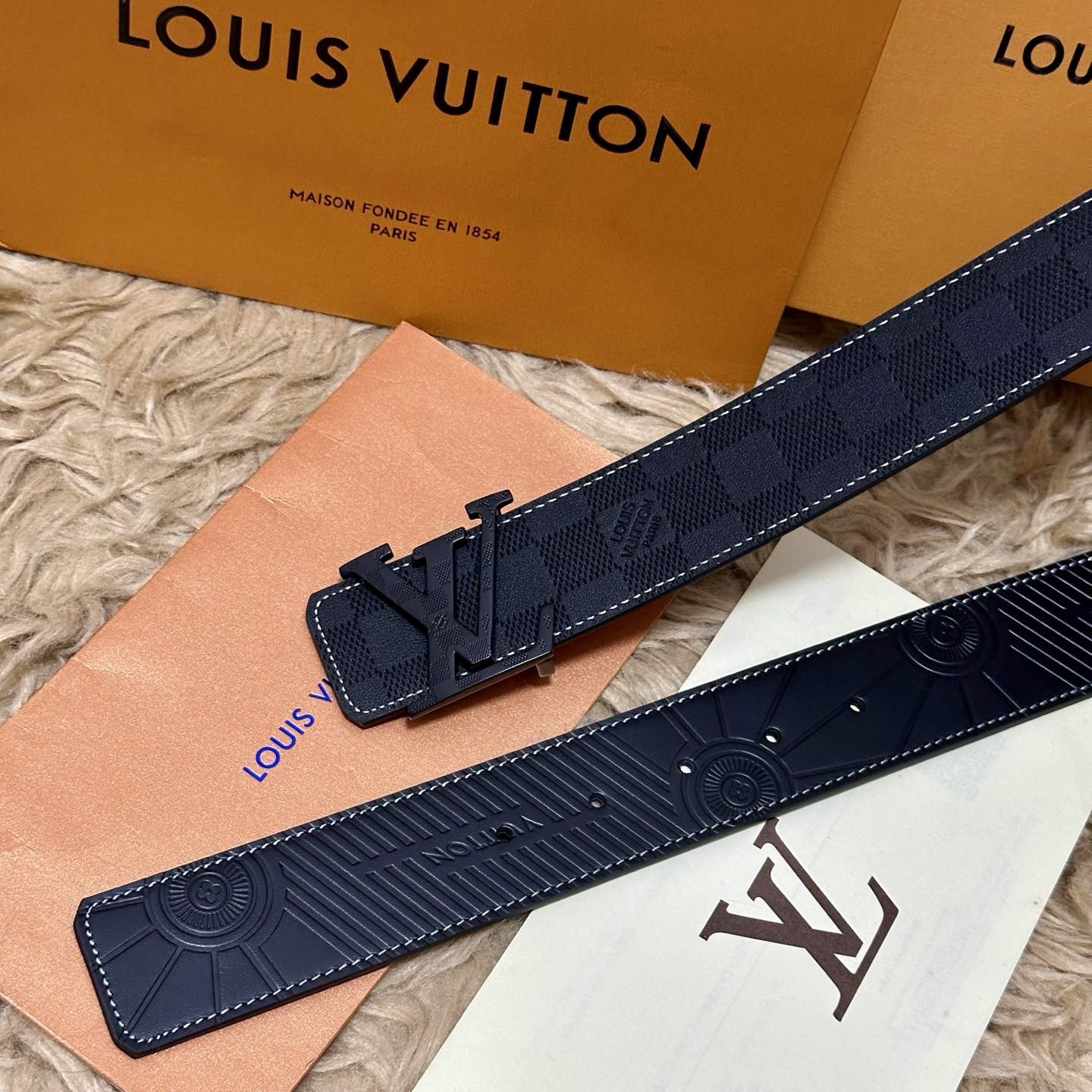 LV.路易威登 宽40MM双面原版小牛皮 搭配单钌钯电镀扣 完美的手感.油边 出众的设计.风格 高贵奢华