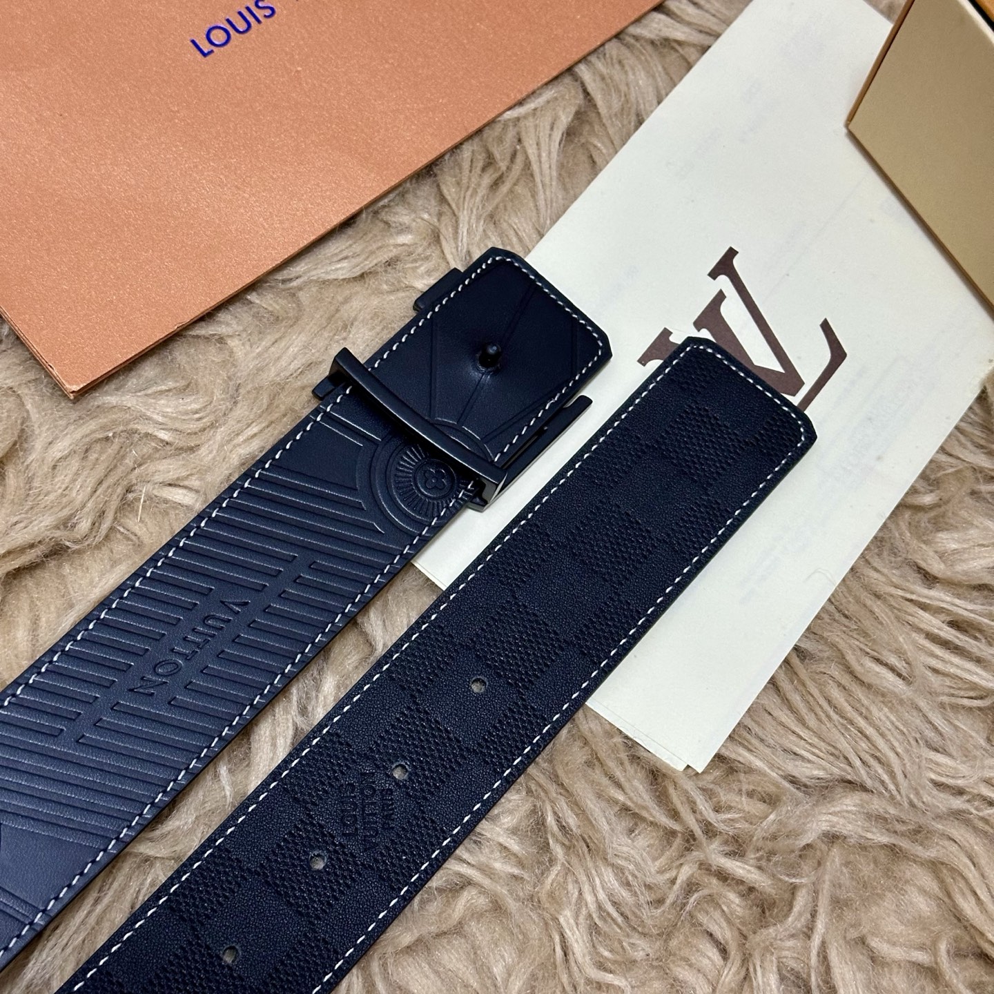 LV.路易威登 宽40MM双面原版小牛皮 搭配单钌钯电镀扣 完美的手感.油边 出众的设计.风格 高贵奢华