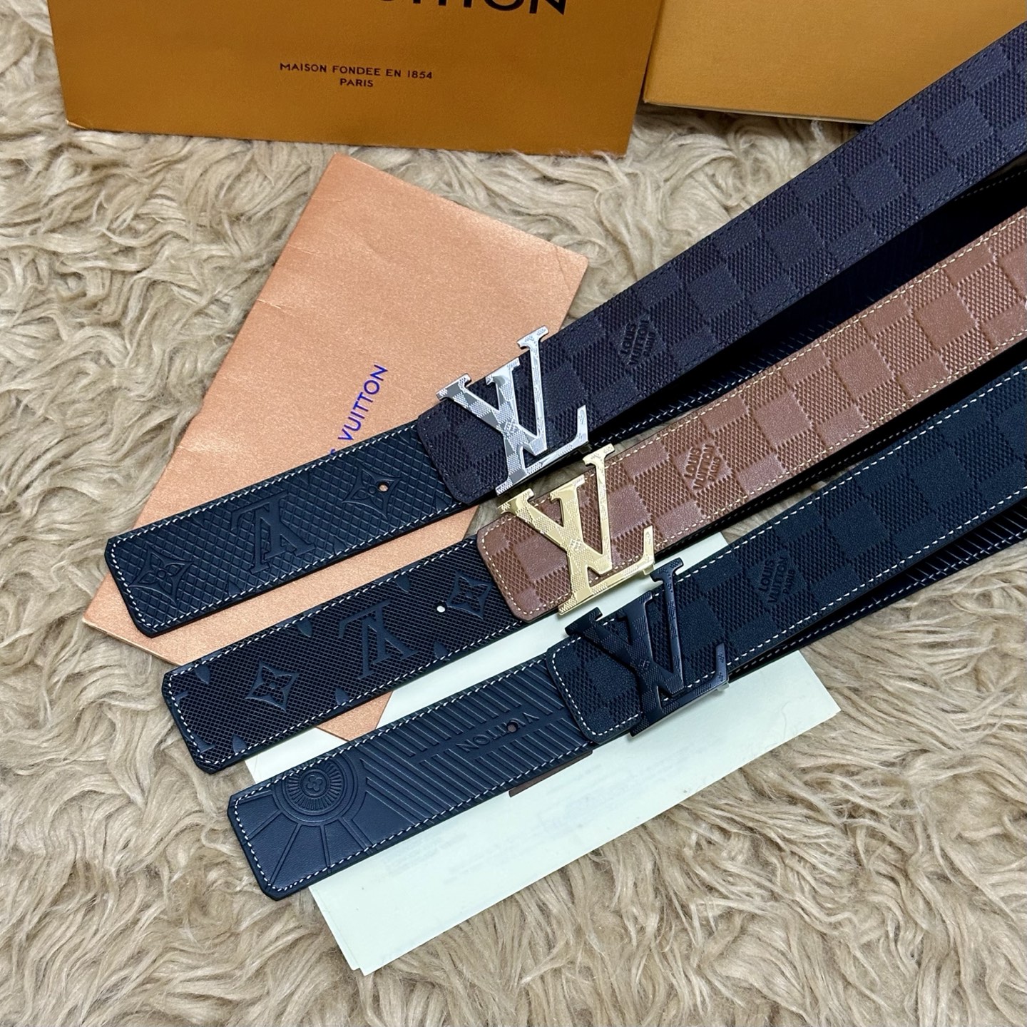 LV.路易威登 宽40MM双面原版小牛皮 搭配单钌钯电镀扣 完美的手感.油边 出众的设计.风格 高贵奢华