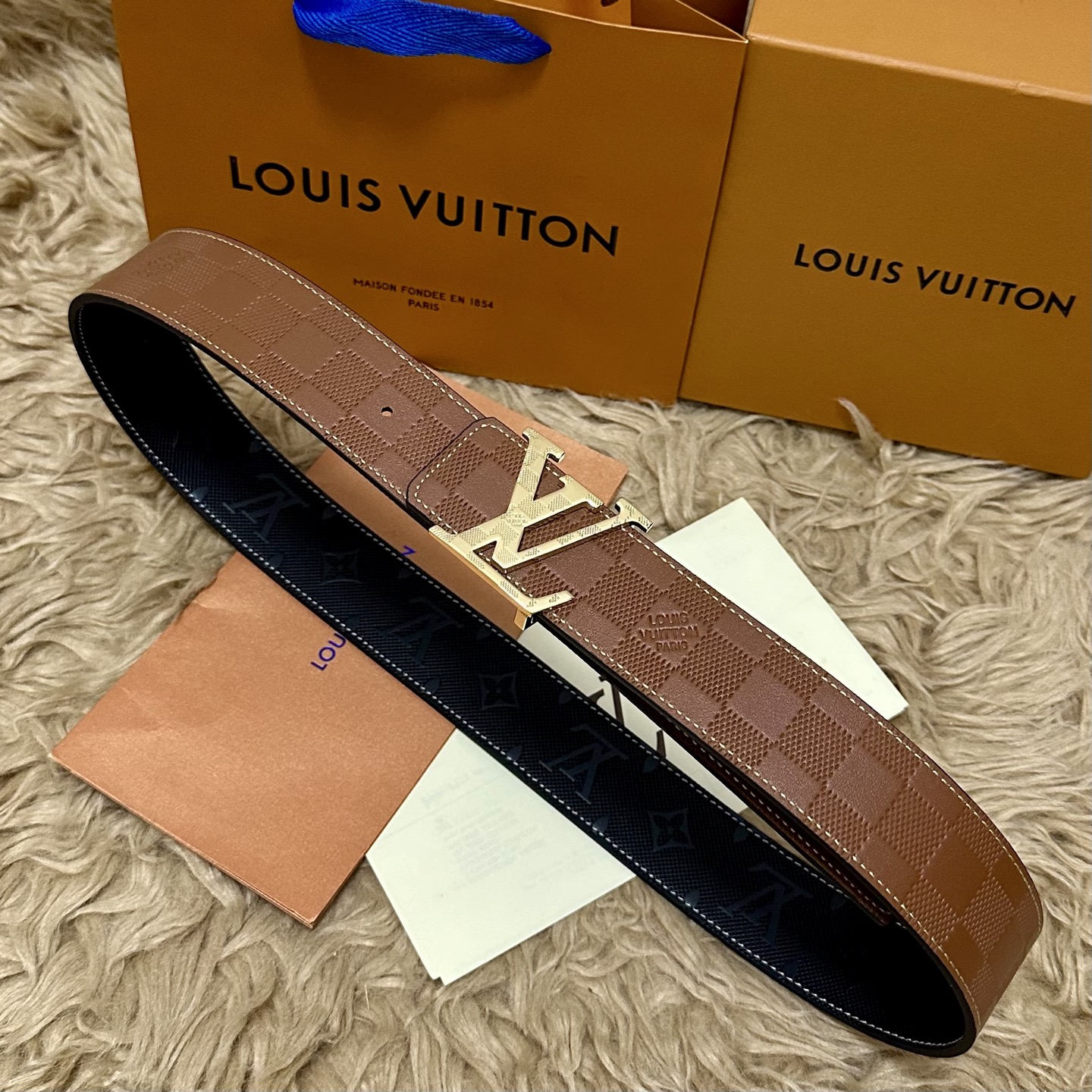 LV.路易威登 宽40MM双面原版小牛皮 搭配单钌钯电镀扣 完美的手感.油边 出众的设计.风格 高贵奢华