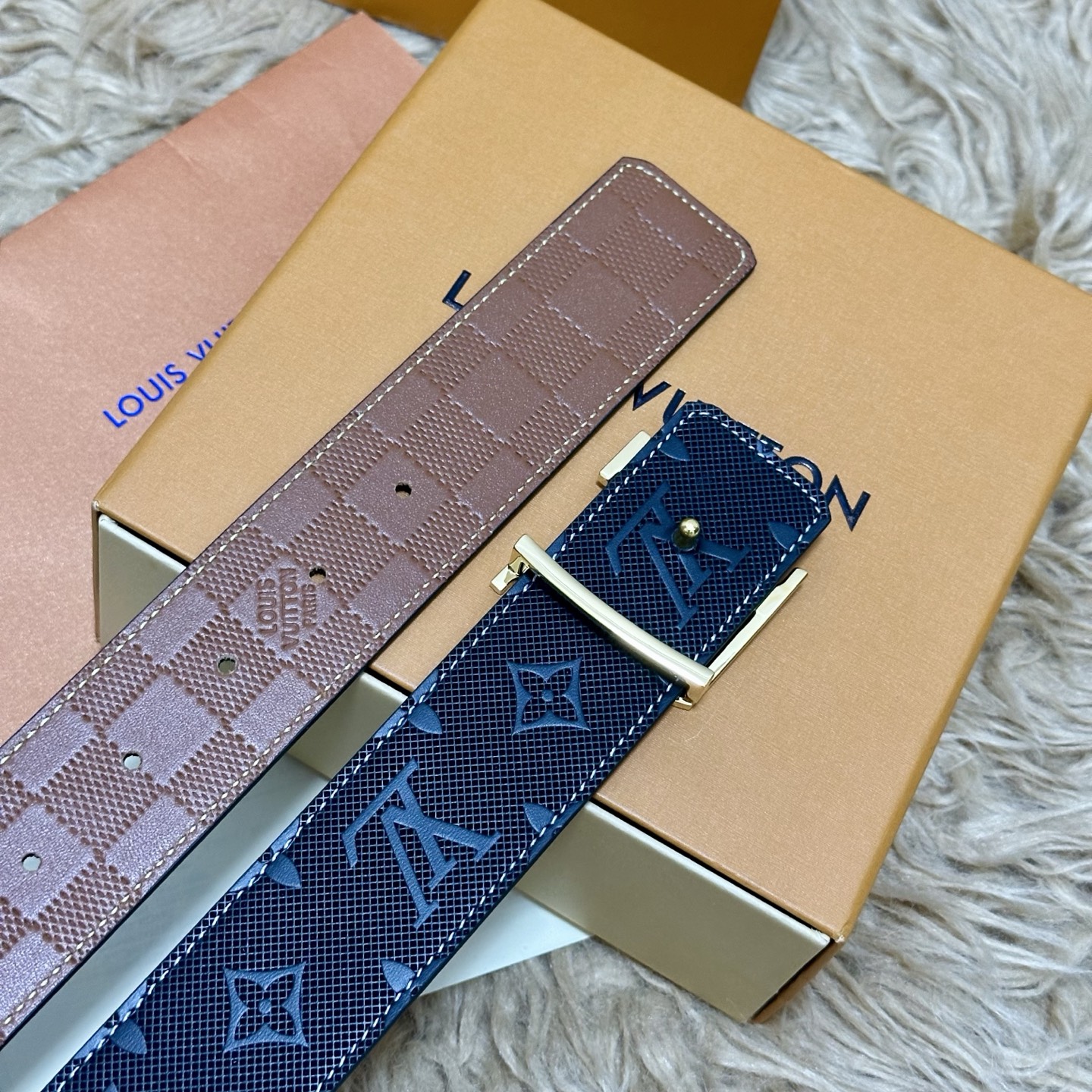 LV.路易威登 宽40MM双面原版小牛皮 搭配单钌钯电镀扣 完美的手感.油边 出众的设计.风格 高贵奢华