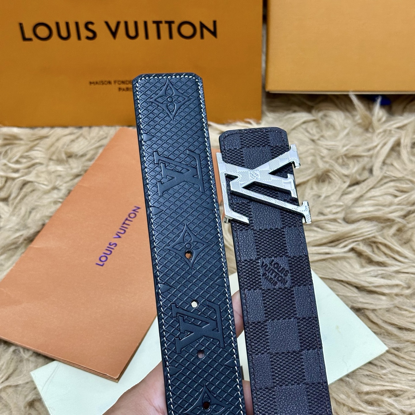 LV.路易威登 宽40MM双面原版小牛皮 搭配单钌钯电镀扣 完美的手感.油边 出众的设计.风格 高贵奢华