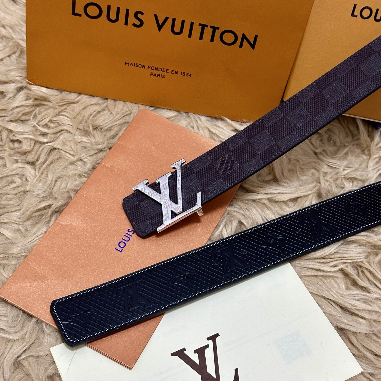 LV.路易威登 宽40MM双面原版小牛皮 搭配单钌钯电镀扣 完美的手感.油边 出众的设计.风格 高贵奢华