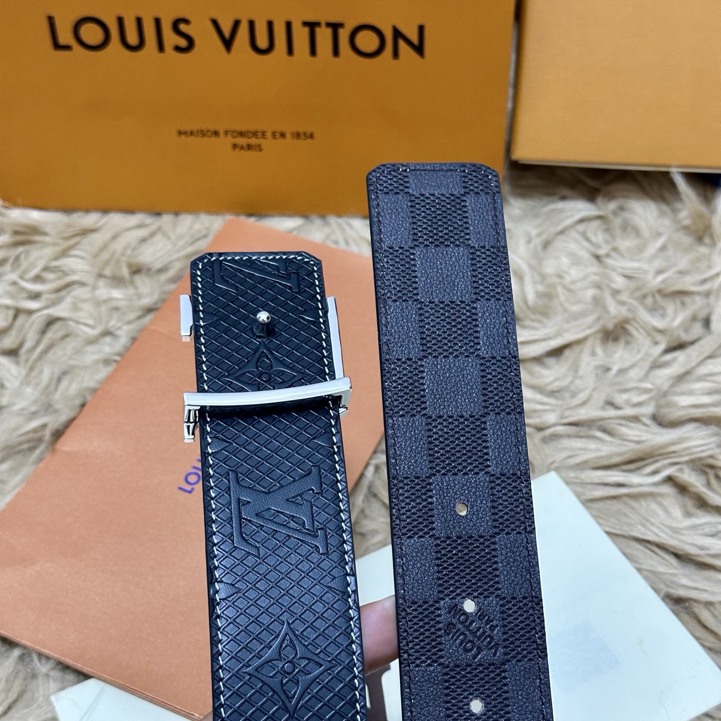 LV.路易威登 宽40MM双面原版小牛皮 搭配单钌钯电镀扣 完美的手感.油边 出众的设计.风格 高贵奢华