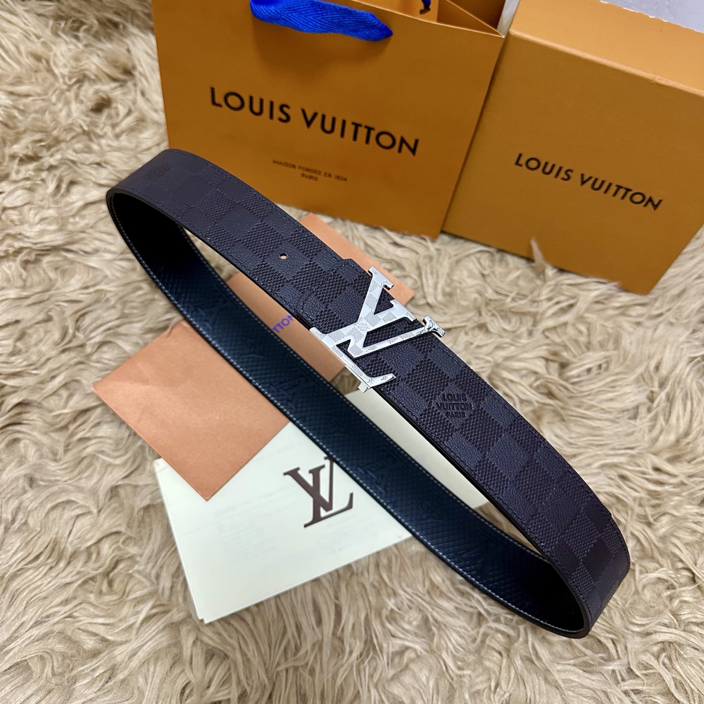 LV.路易威登 宽40MM双面原版小牛皮 搭配单钌钯电镀扣 完美的手感.油边 出众的设计.风格 高贵奢华