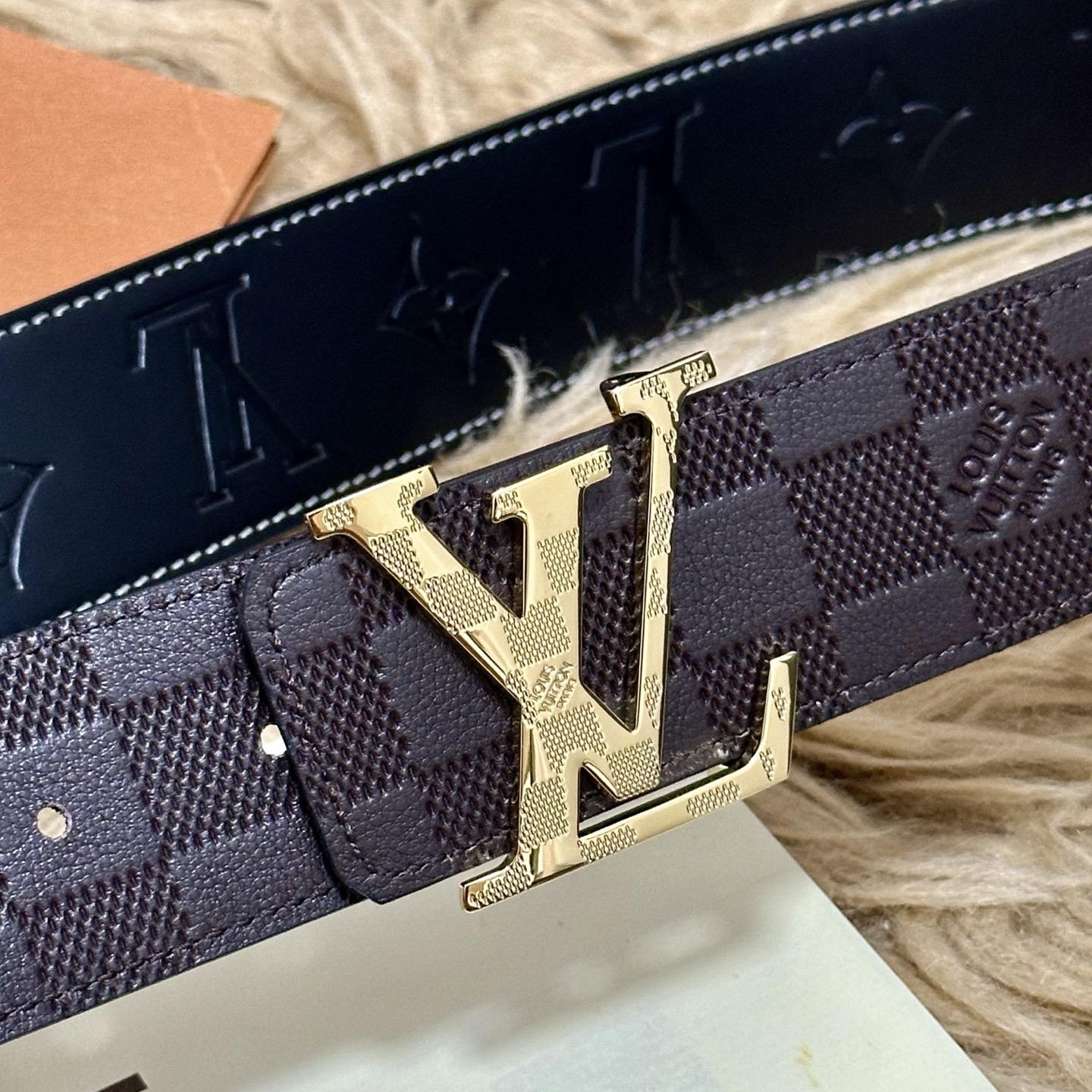 LV.路易威登 宽40MM双面原版小牛皮 搭配单钌钯电镀扣 完美的手感.油边 出众的设计.风格 高贵奢华