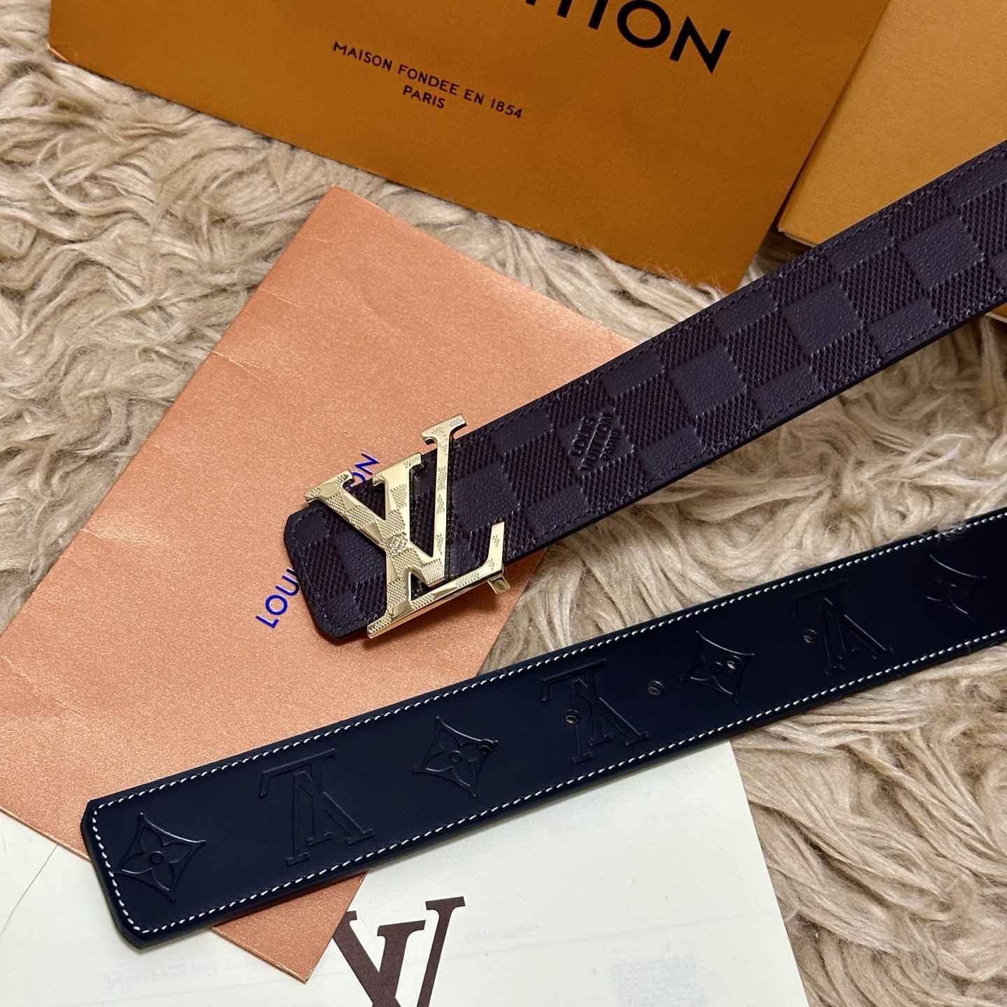 LV.路易威登 宽40MM双面原版小牛皮 搭配单钌钯电镀扣 完美的手感.油边 出众的设计.风格 高贵奢华