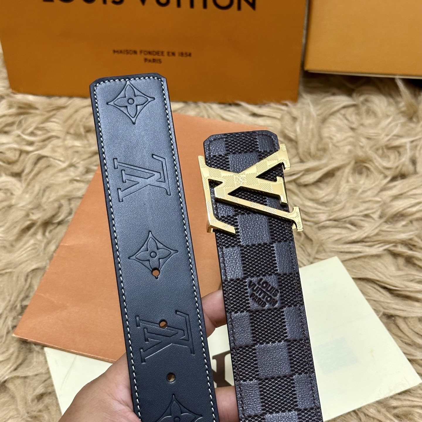 LV.路易威登 宽40MM双面原版小牛皮 搭配单钌钯电镀扣 完美的手感.油边 出众的设计.风格 高贵奢华