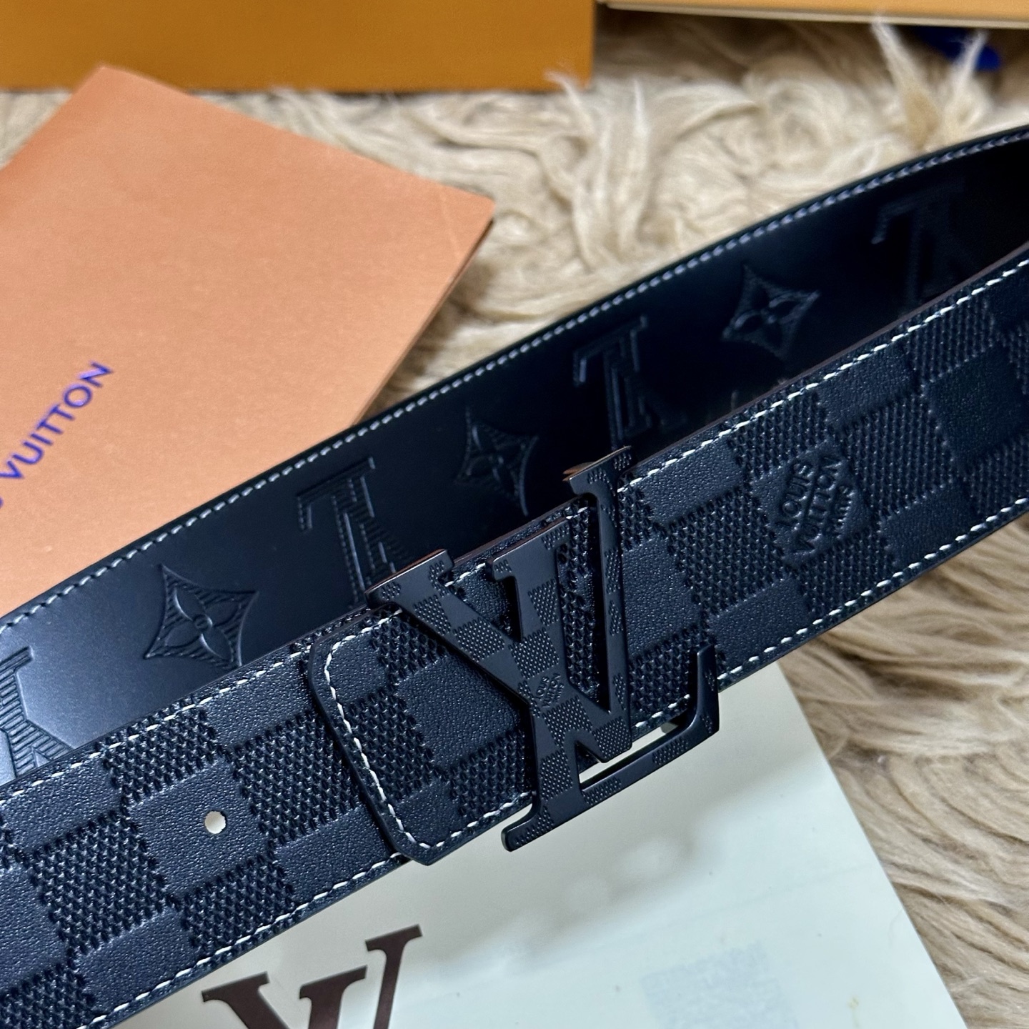 LV.路易威登 宽40MM双面原版小牛皮 搭配单钌钯电镀扣 完美的手感.油边 出众的设计.风格 高贵奢华