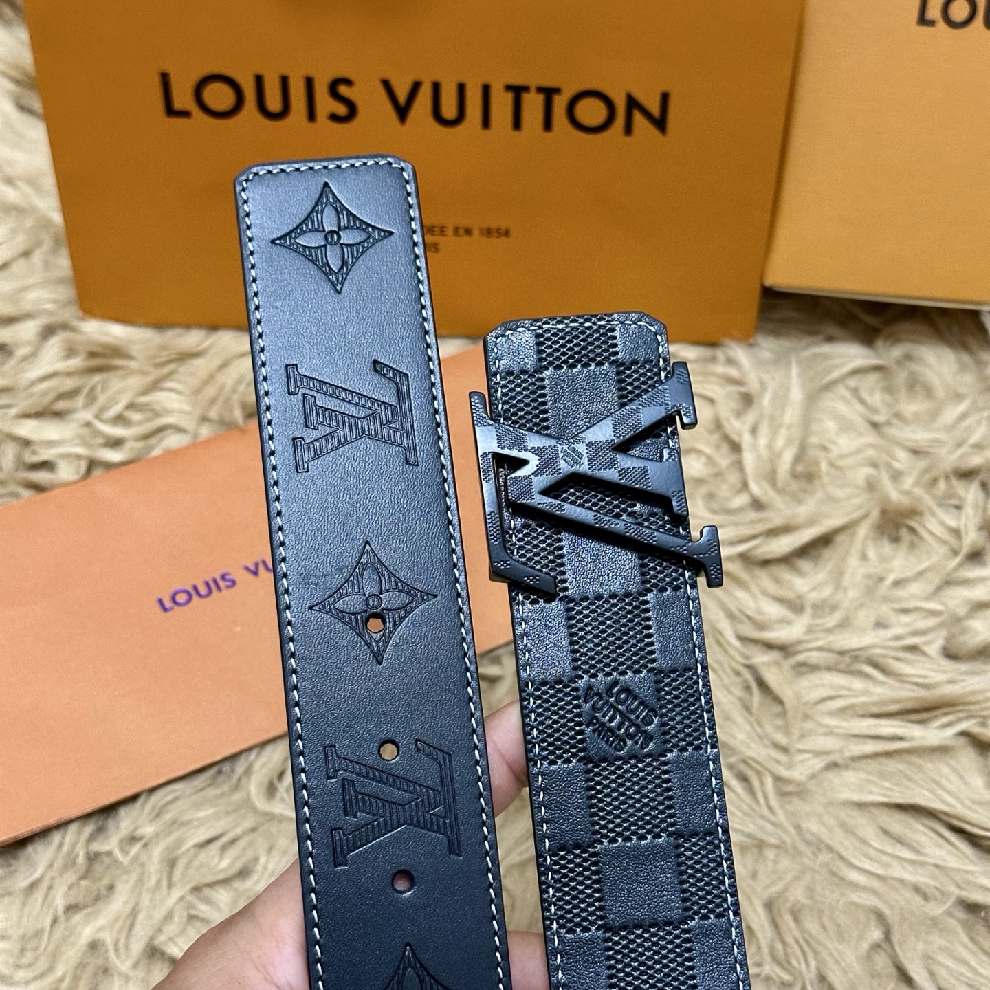 LV.路易威登 宽40MM双面原版小牛皮 搭配单钌钯电镀扣 完美的手感.油边 出众的设计.风格 高贵奢华