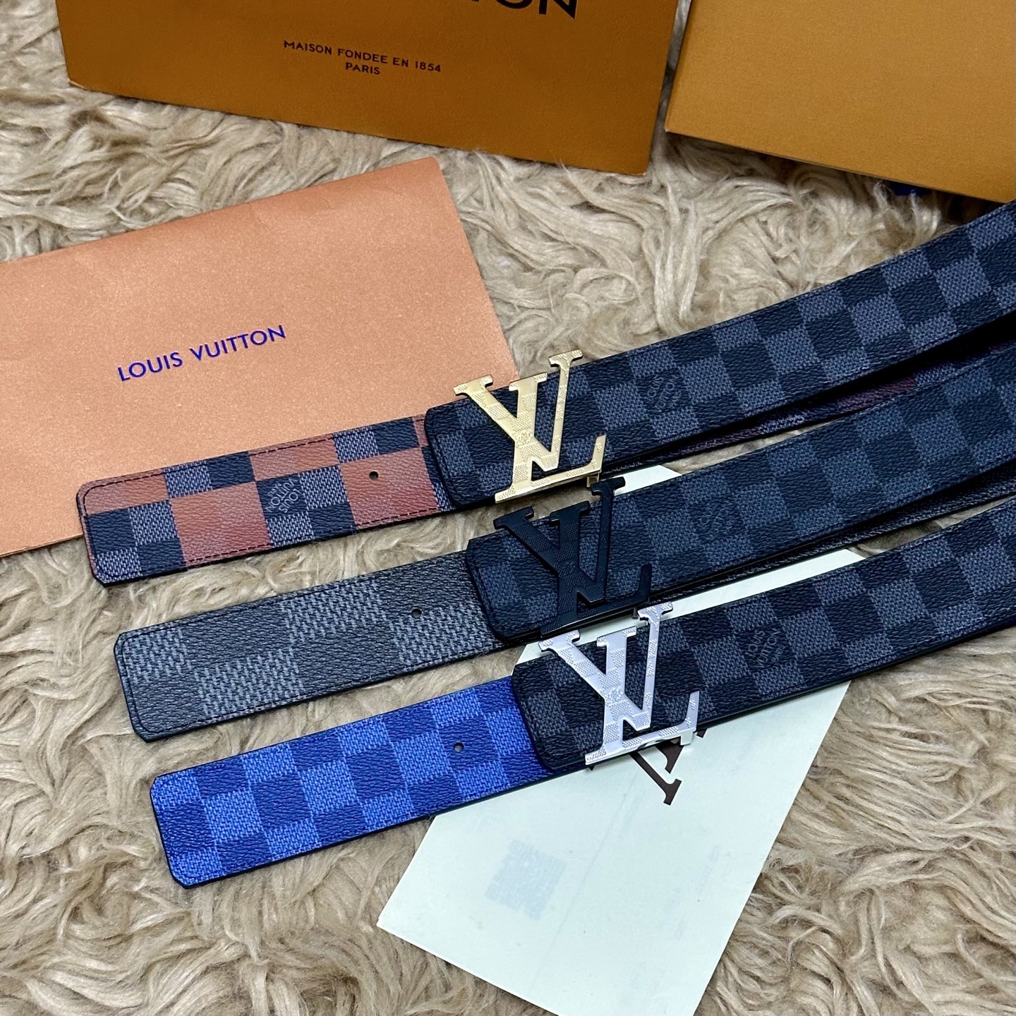LV 宽4.0cm 双面腰带将两式经典融于一处。Monogram 印花瞩目放大，与焕新 Monogram