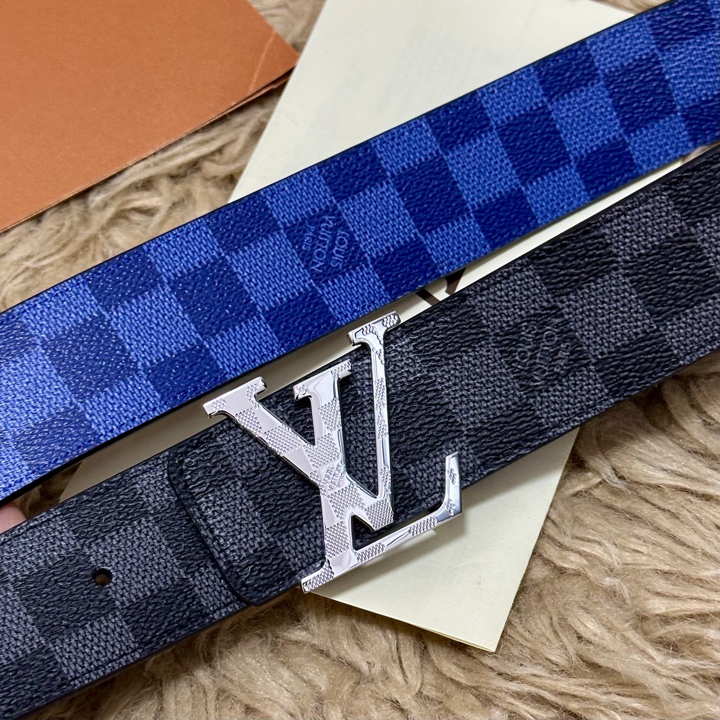 LV 宽4.0cm 双面腰带将两式经典融于一处。Monogram 印花瞩目放大，与焕新 Monogram