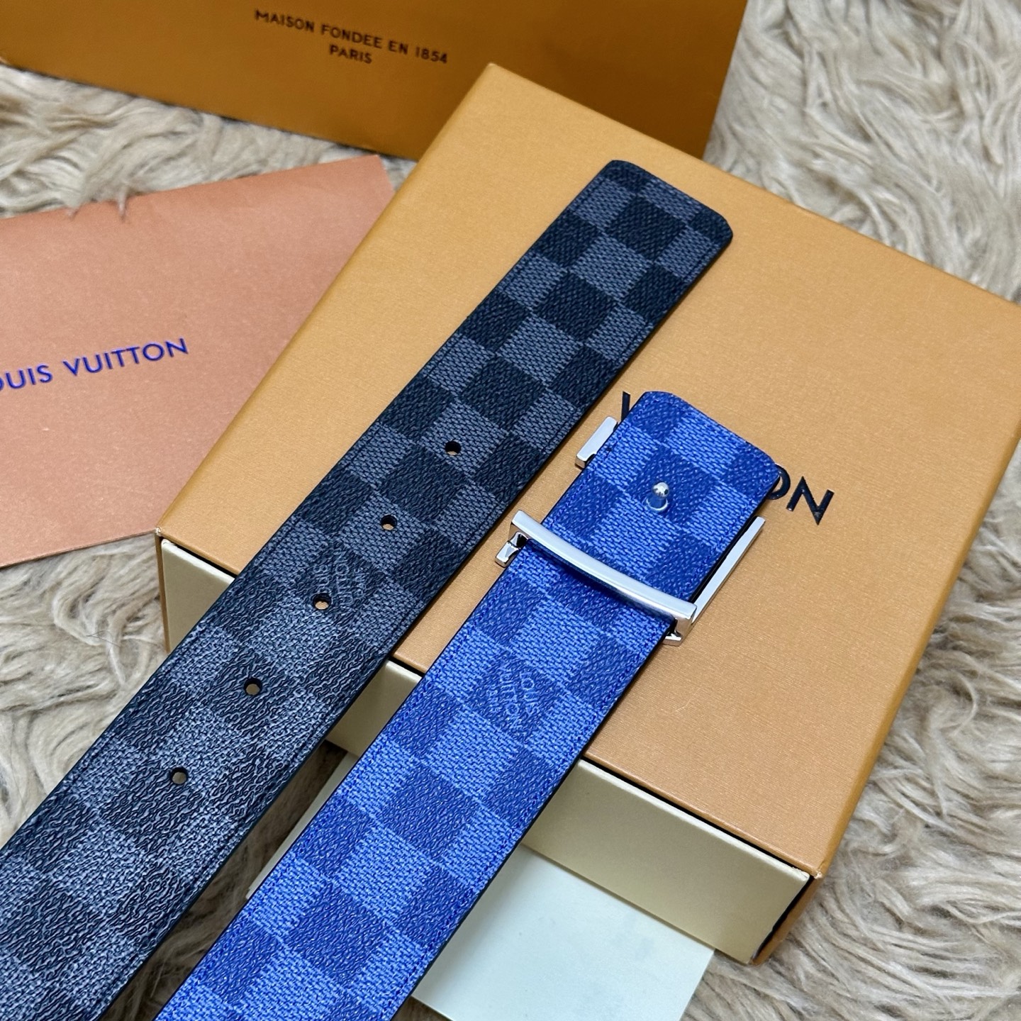 LV 宽4.0cm 双面腰带将两式经典融于一处。Monogram 印花瞩目放大，与焕新 Monogram