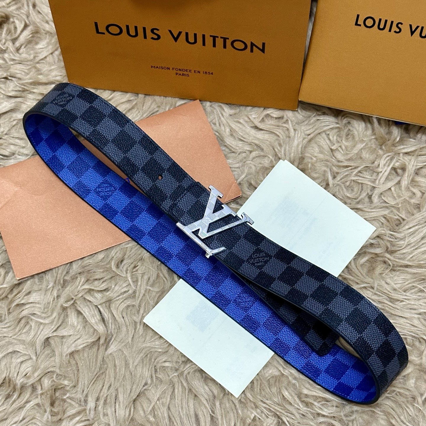 LV 宽4.0cm 双面腰带将两式经典融于一处。Monogram 印花瞩目放大，与焕新 Monogram
