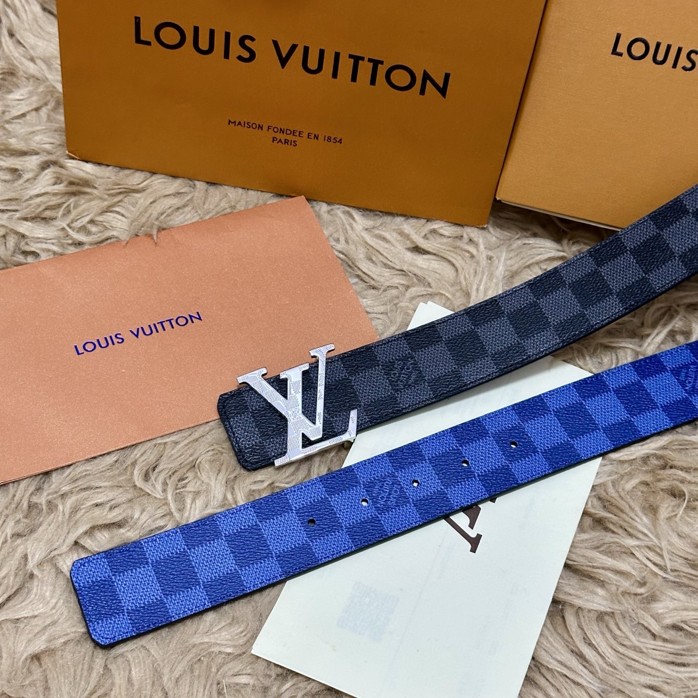 LV 宽4.0cm 双面腰带将两式经典融于一处。Monogram 印花瞩目放大，与焕新 Monogram