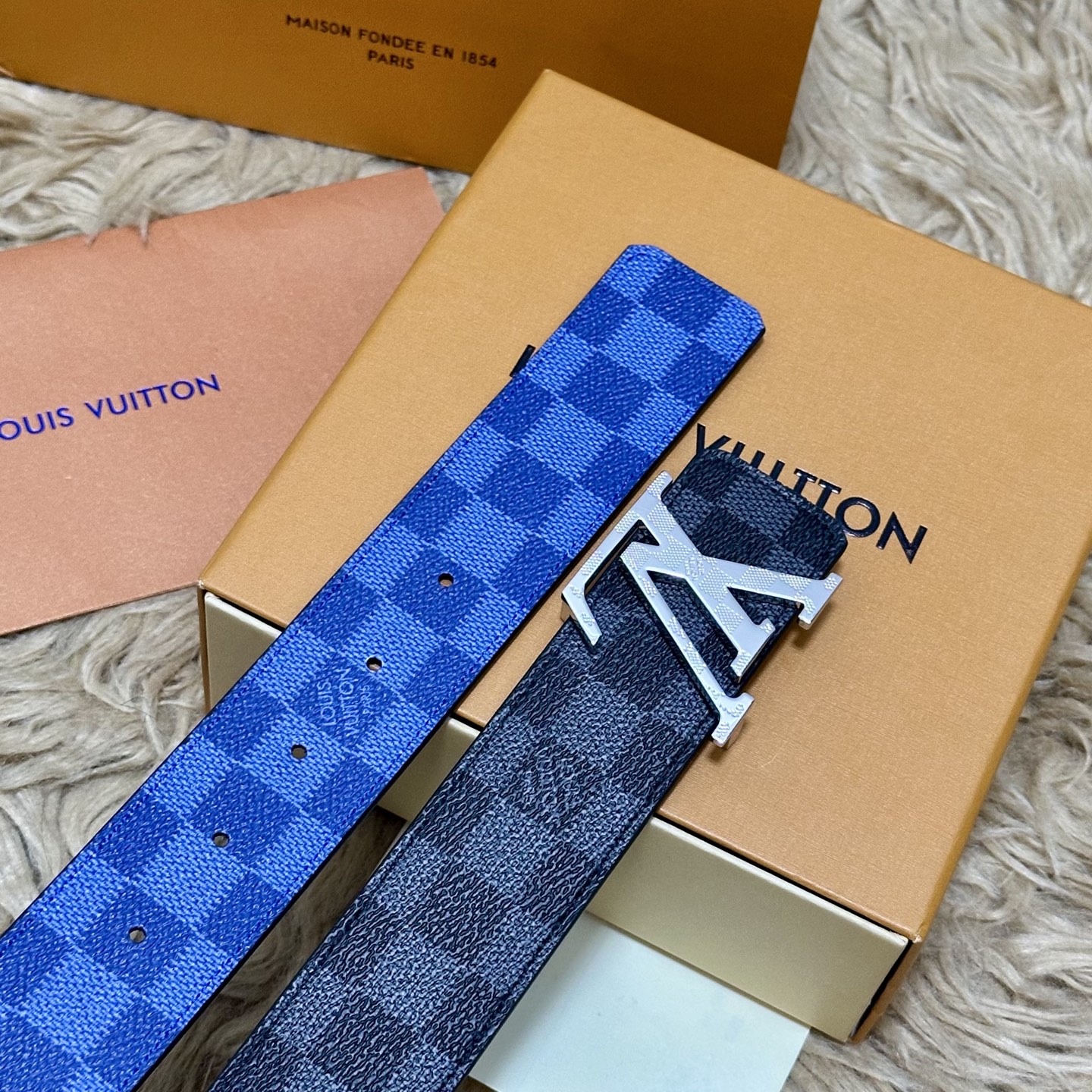 LV 宽4.0cm 双面腰带将两式经典融于一处。Monogram 印花瞩目放大，与焕新 Monogram