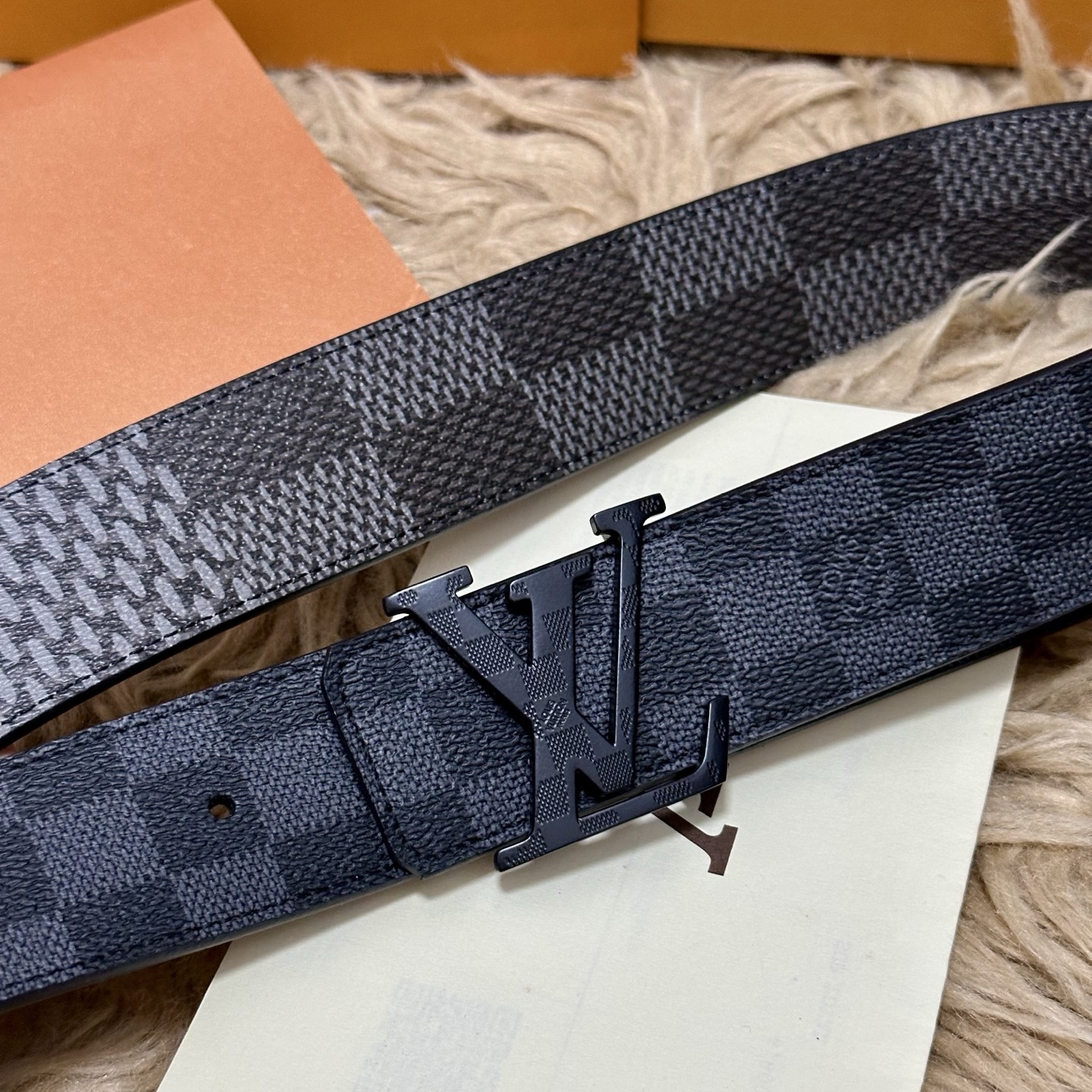 LV 宽4.0cm 双面腰带将两式经典融于一处。Monogram 印花瞩目放大，与焕新 Monogram