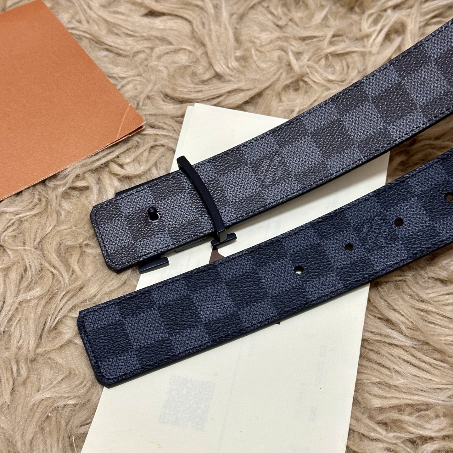 LV 宽4.0cm 双面腰带将两式经典融于一处。Monogram 印花瞩目放大，与焕新 Monogram