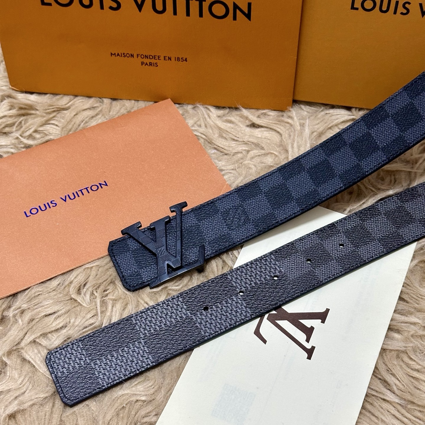 LV 宽4.0cm 双面腰带将两式经典融于一处。Monogram 印花瞩目放大，与焕新 Monogram