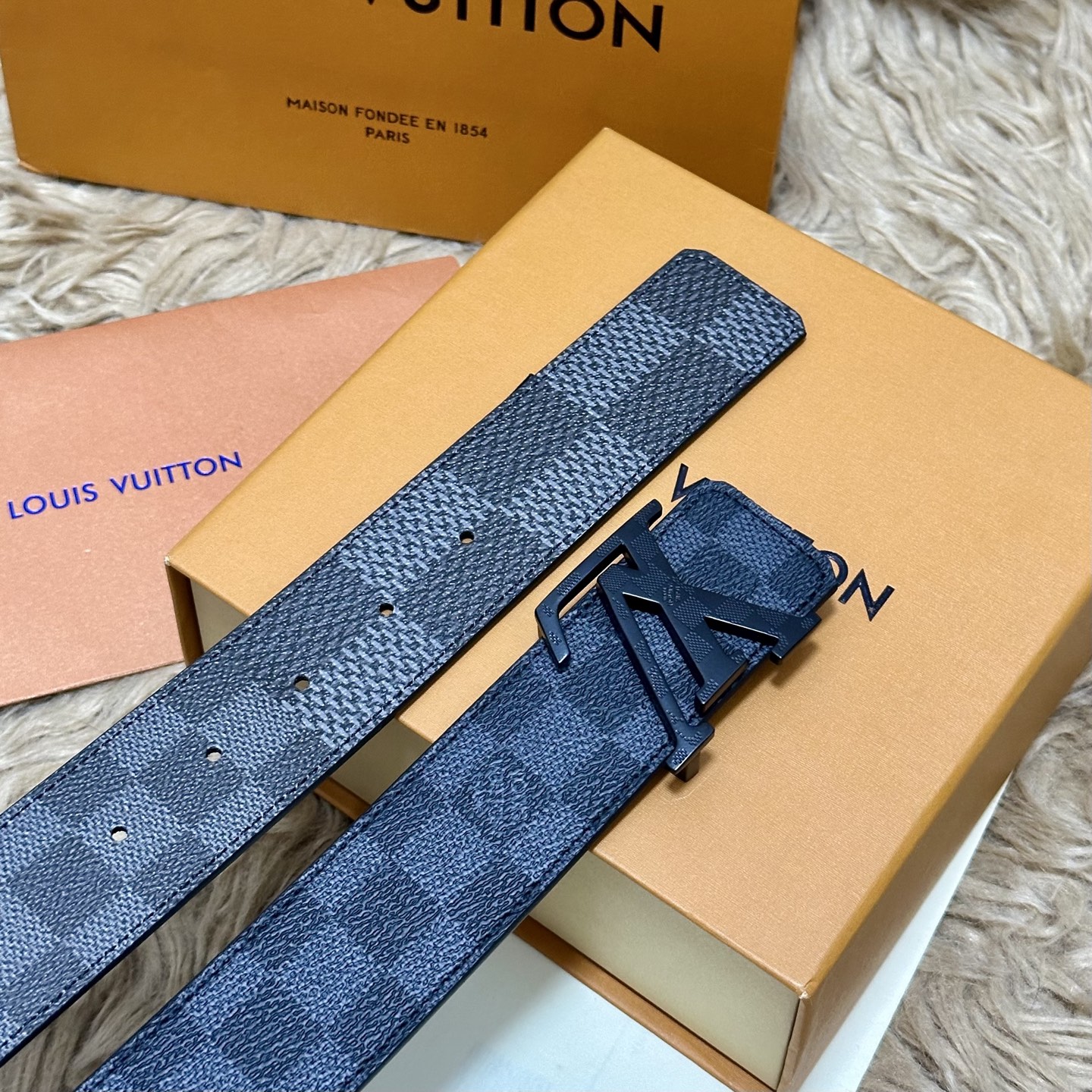 LV 宽4.0cm 双面腰带将两式经典融于一处。Monogram 印花瞩目放大，与焕新 Monogram