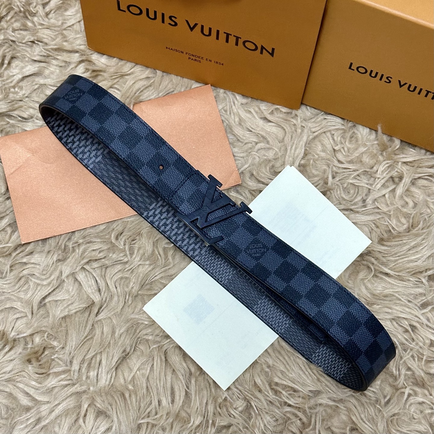 LV 宽4.0cm 双面腰带将两式经典融于一处。Monogram 印花瞩目放大，与焕新 Monogram