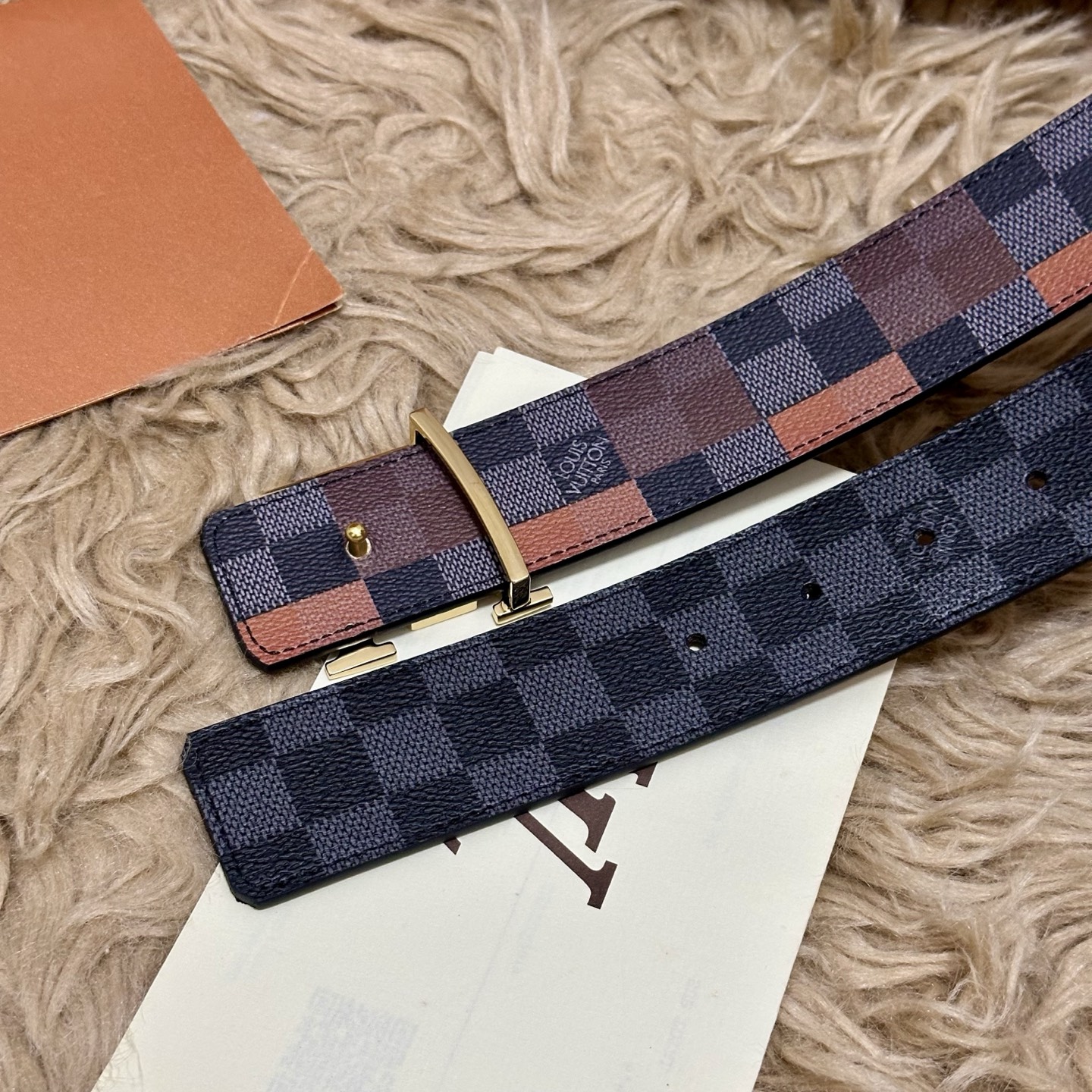 LV 宽4.0cm 双面腰带将两式经典融于一处。Monogram 印花瞩目放大，与焕新 Monogram