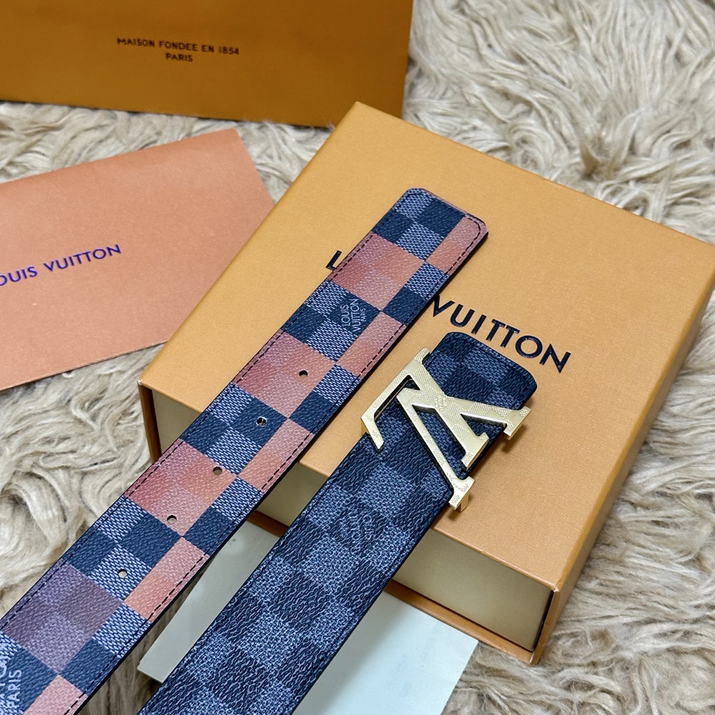 LV 宽4.0cm 双面腰带将两式经典融于一处。Monogram 印花瞩目放大，与焕新 Monogram