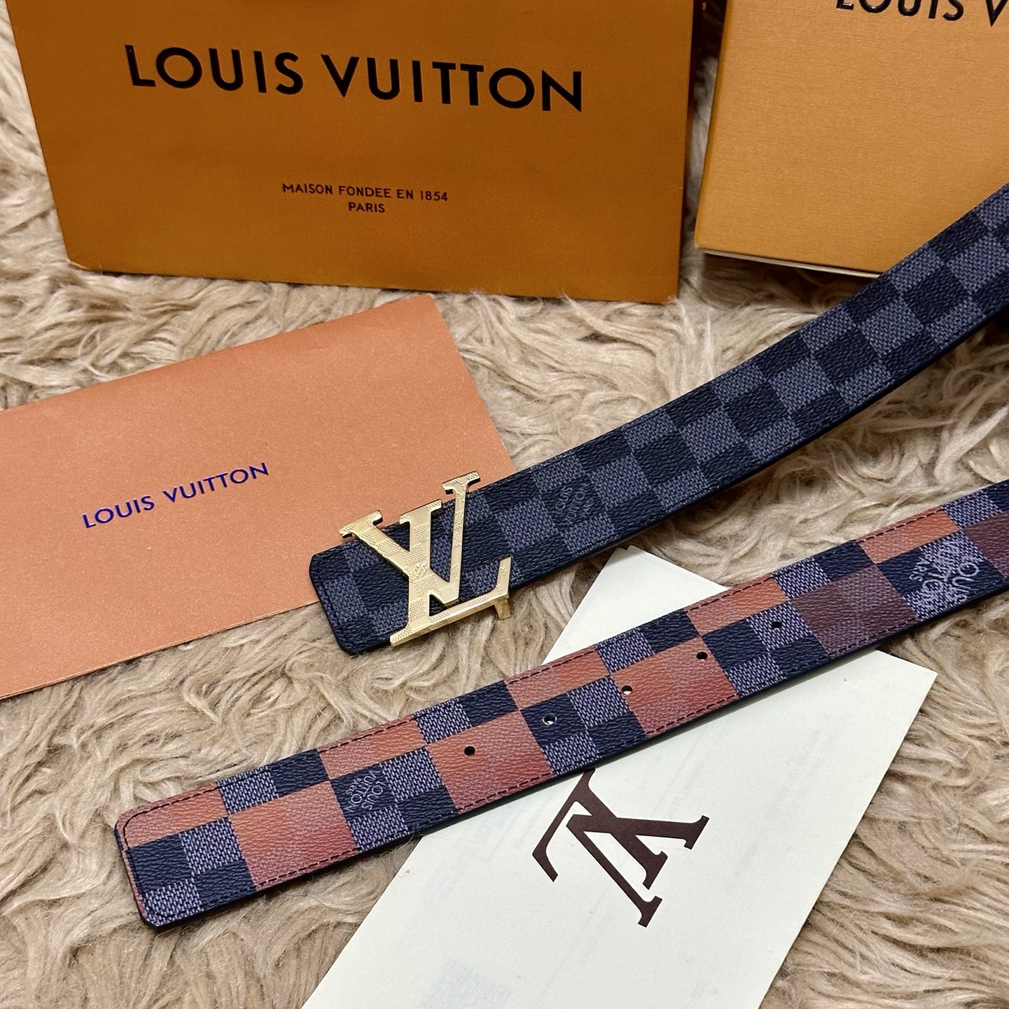 LV 宽4.0cm 双面腰带将两式经典融于一处。Monogram 印花瞩目放大，与焕新 Monogram