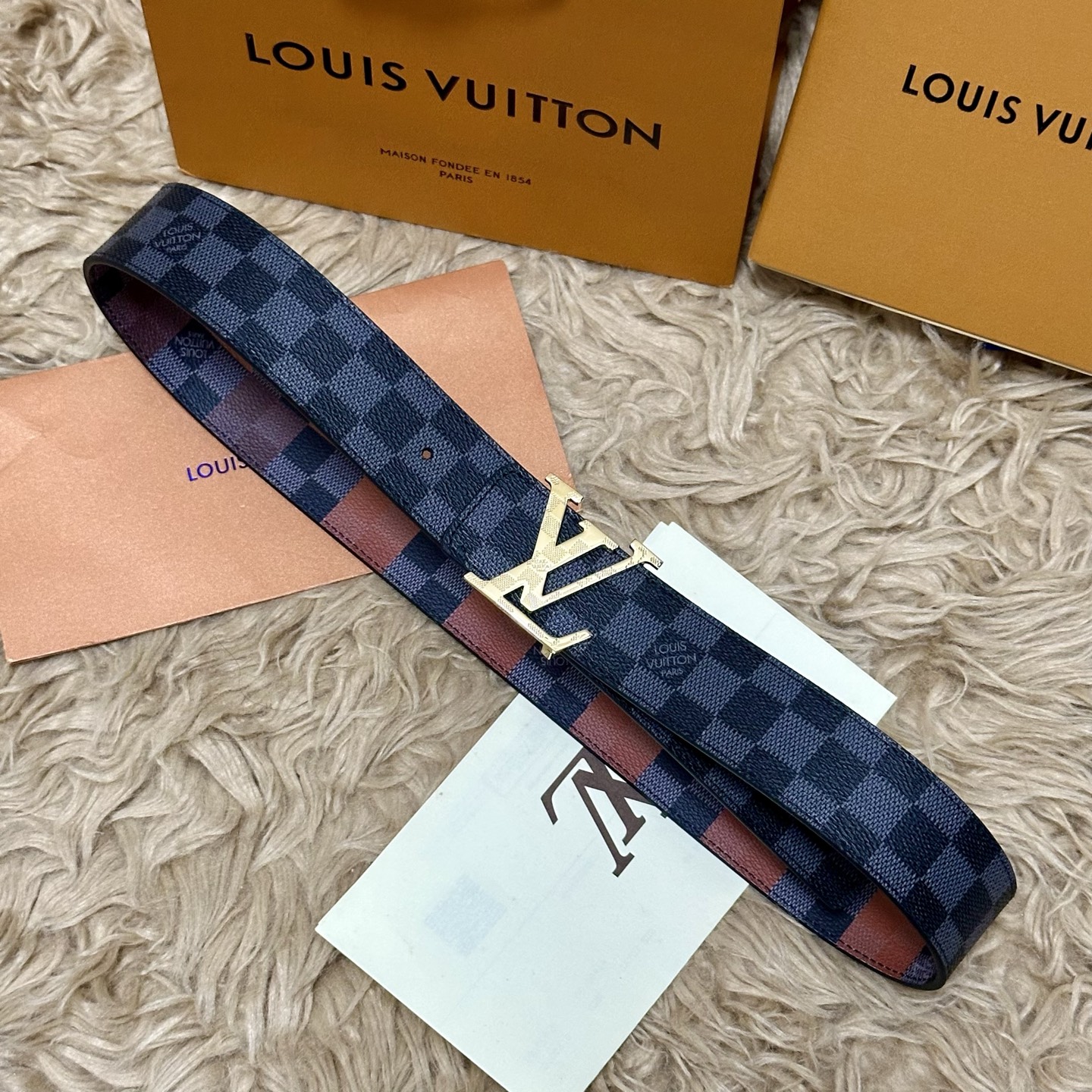 LV 宽4.0cm 双面腰带将两式经典融于一处。Monogram 印花瞩目放大，与焕新 Monogram