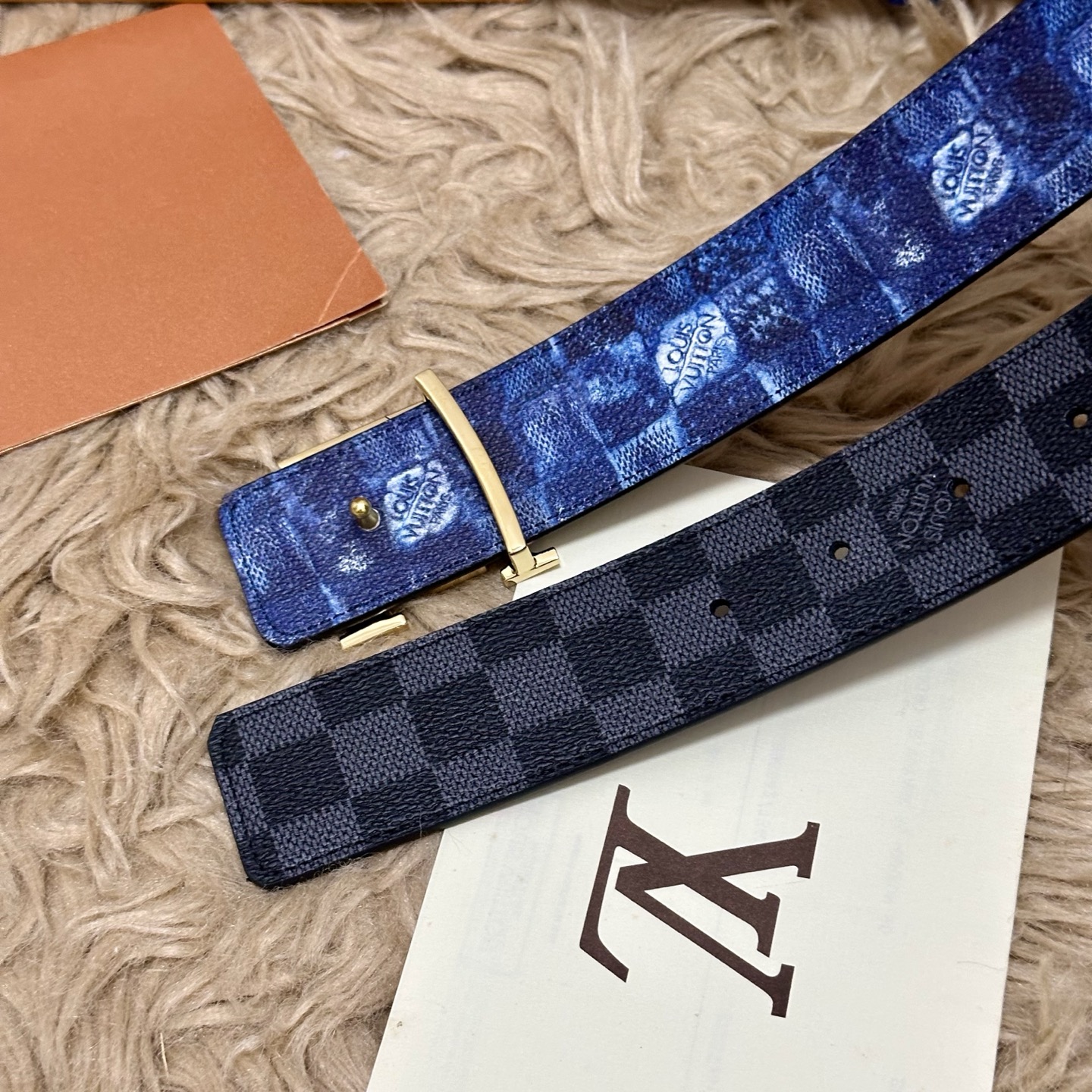 LV 宽4.0cm 双面腰带将两式经典融于一处。Monogram 印花瞩目放大，与焕新 Monogram
