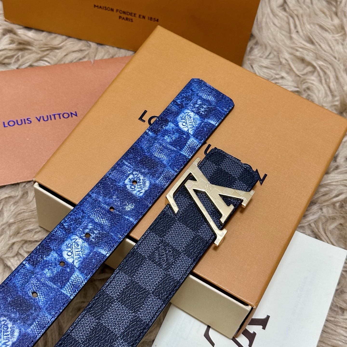 LV 宽4.0cm 双面腰带将两式经典融于一处。Monogram 印花瞩目放大，与焕新 Monogram