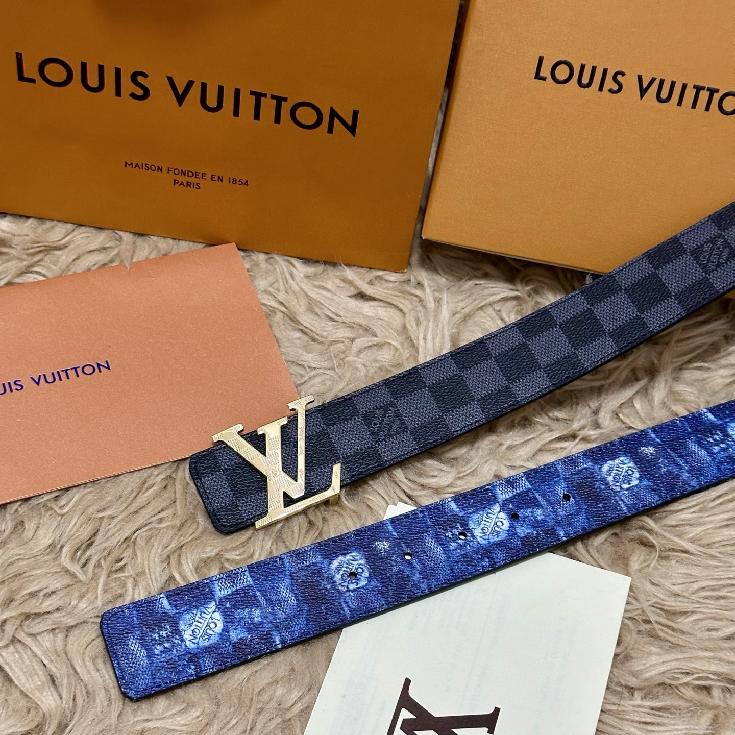 LV 宽4.0cm 双面腰带将两式经典融于一处。Monogram 印花瞩目放大，与焕新 Monogram