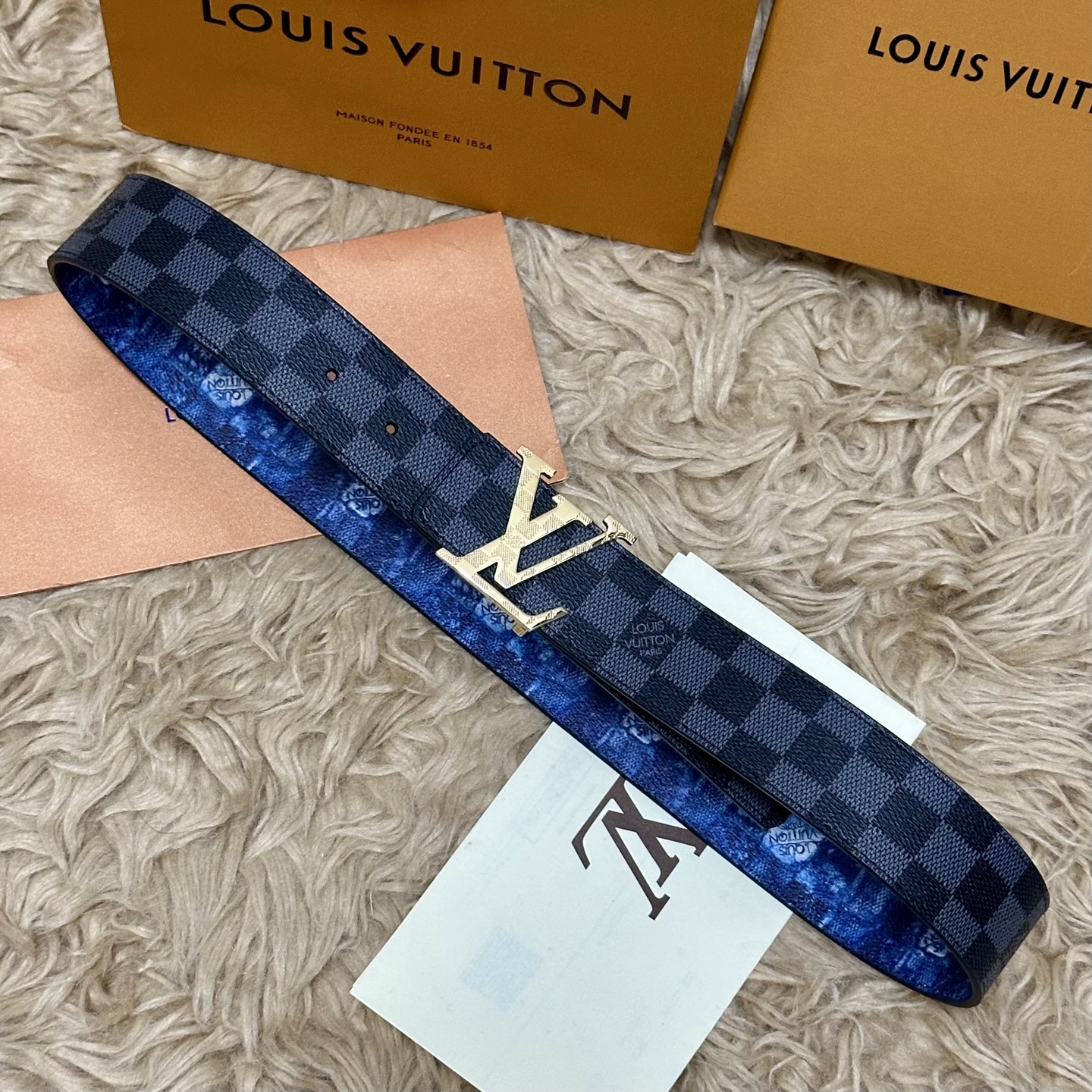 LV 宽4.0cm 双面腰带将两式经典融于一处。Monogram 印花瞩目放大，与焕新 Monogram