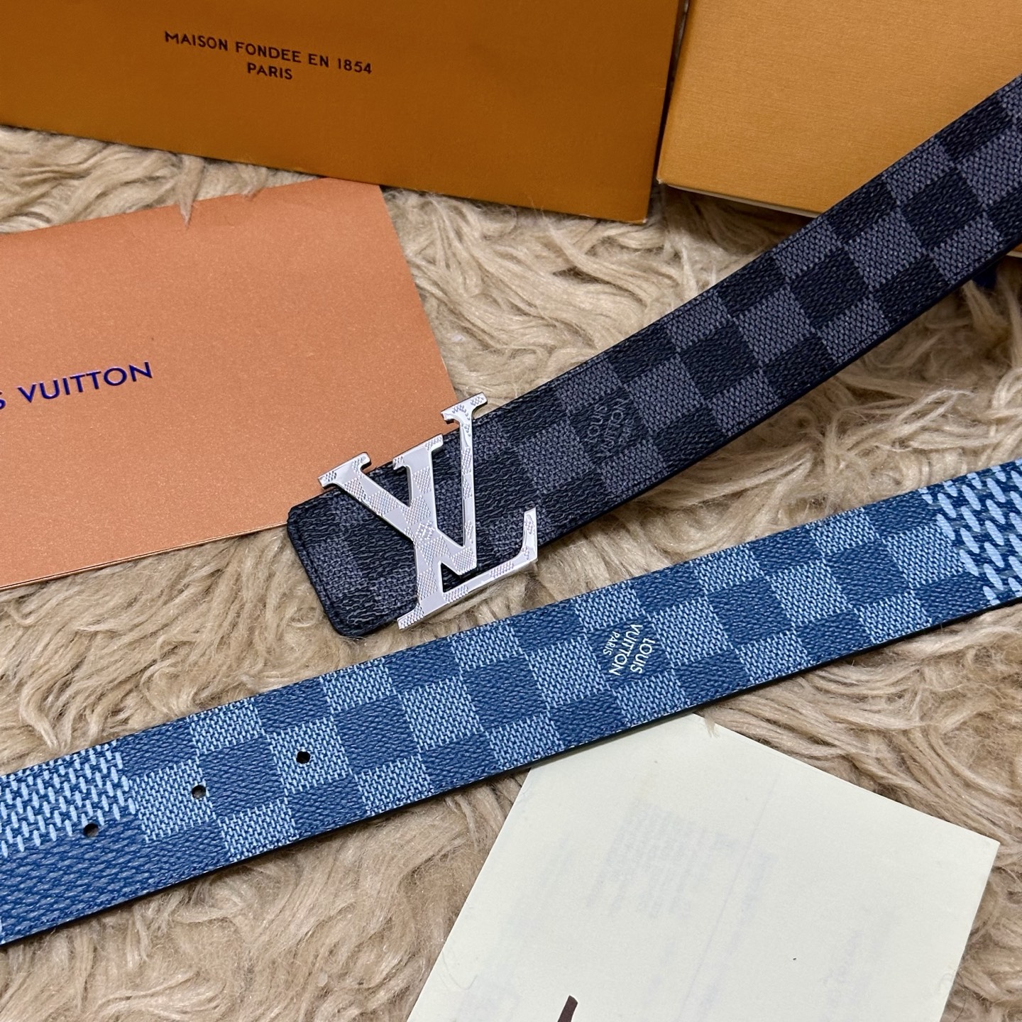 LV 宽4.0cm 双面腰带将两式经典融于一处。Monogram 印花瞩目放大，与焕新 Monogram