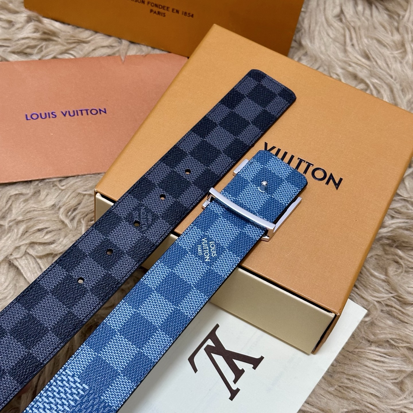 LV 宽4.0cm 双面腰带将两式经典融于一处。Monogram 印花瞩目放大，与焕新 Monogram