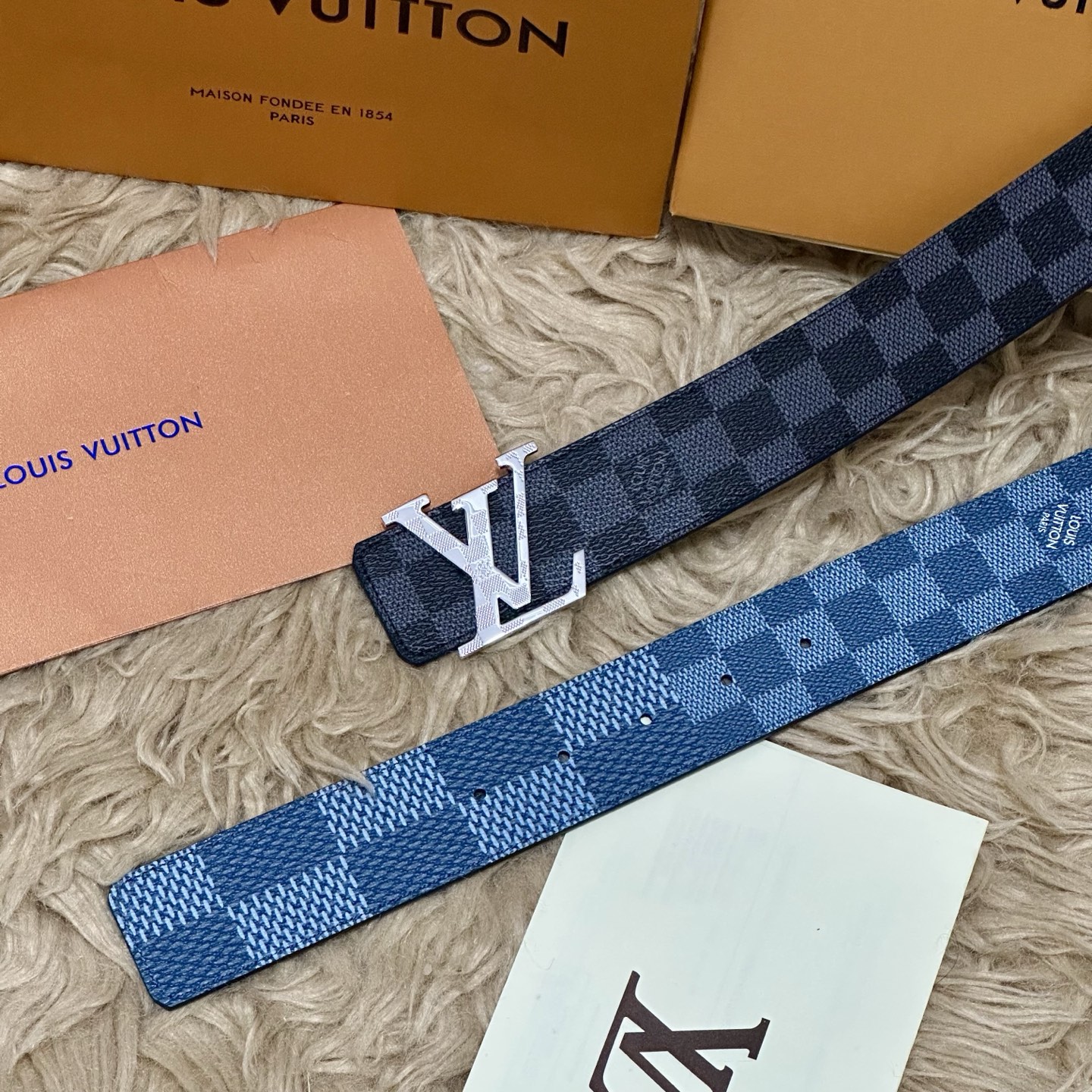 LV 宽4.0cm 双面腰带将两式经典融于一处。Monogram 印花瞩目放大，与焕新 Monogram