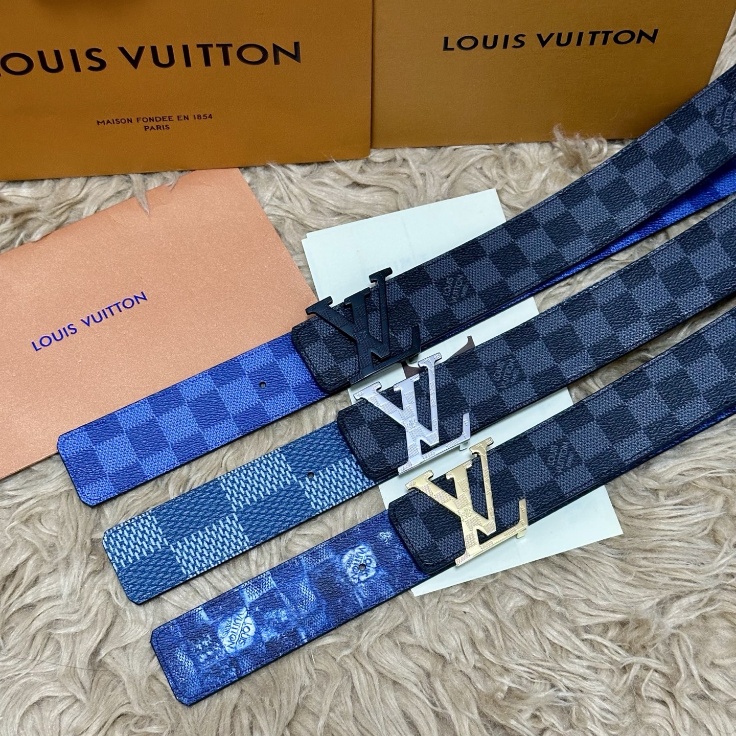 LV 宽4.0cm 双面腰带将两式经典融于一处。Monogram 印花瞩目放大，与焕新 Monogram