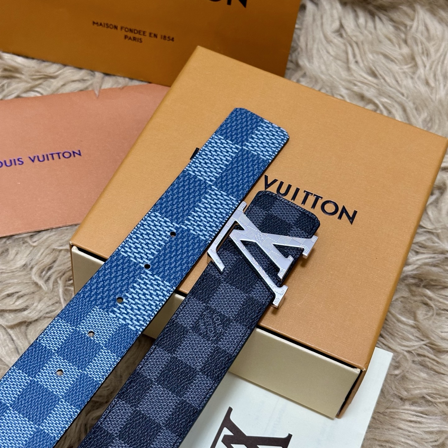 LV 宽4.0cm 双面腰带将两式经典融于一处。Monogram 印花瞩目放大，与焕新 Monogram