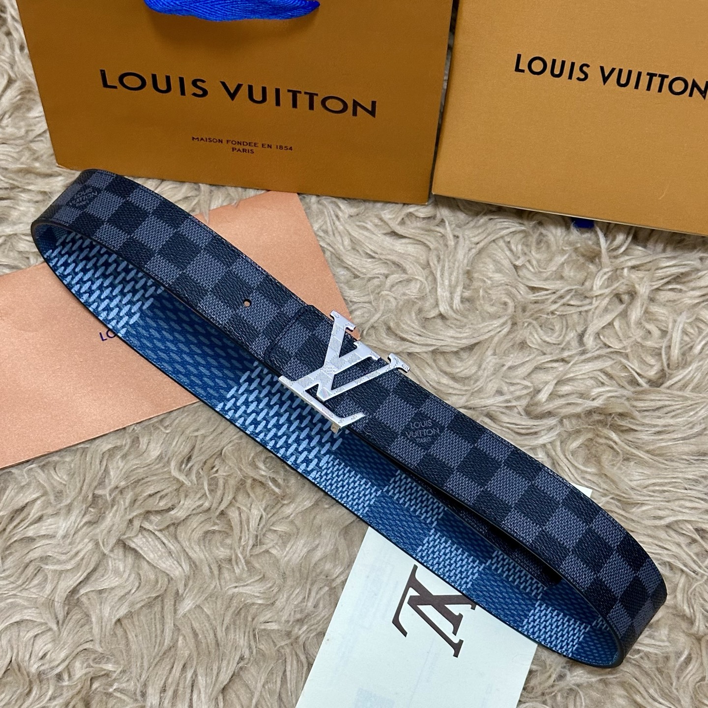 LV 宽4.0cm 双面腰带将两式经典融于一处。Monogram 印花瞩目放大，与焕新 Monogram