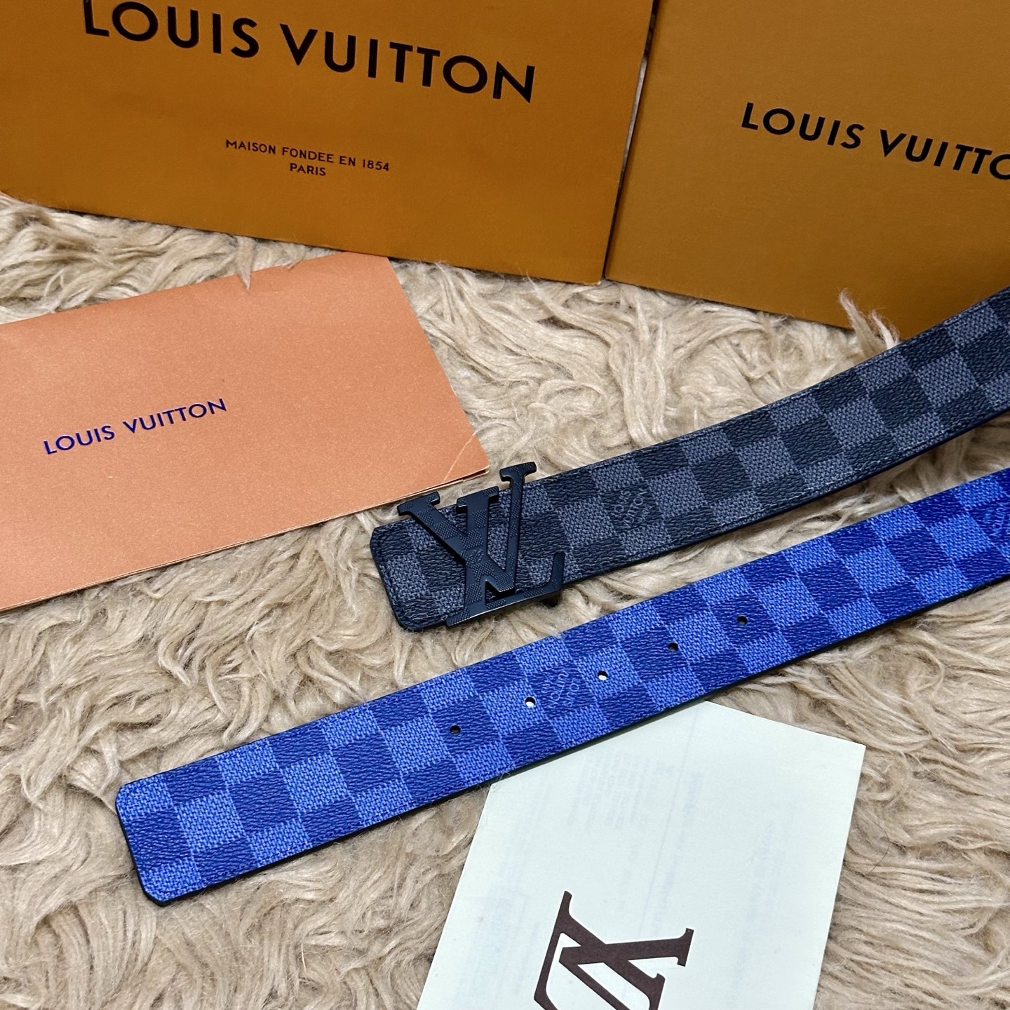 LV 宽4.0cm 双面腰带将两式经典融于一处。Monogram 印花瞩目放大，与焕新 Monogram