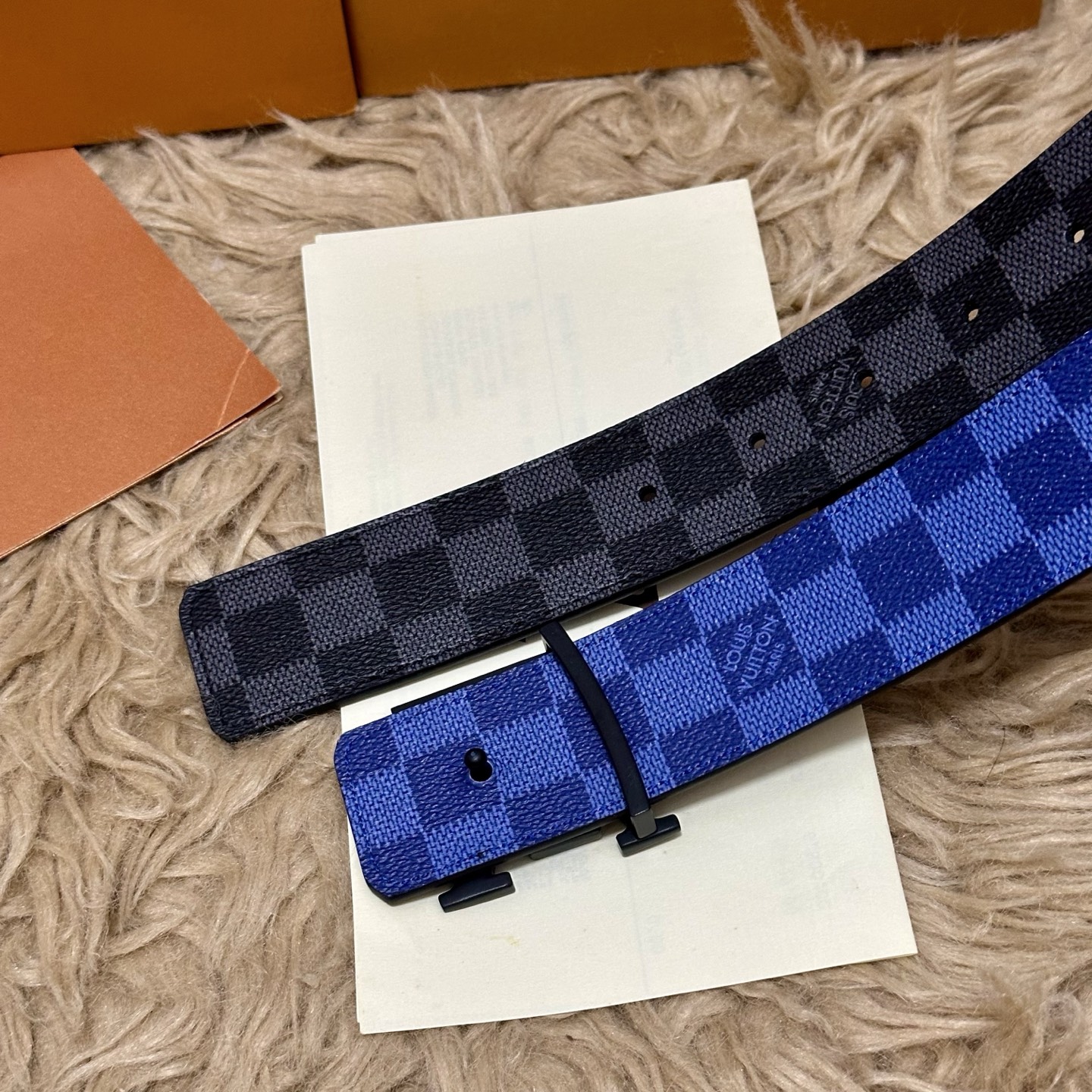 LV 宽4.0cm 双面腰带将两式经典融于一处。Monogram 印花瞩目放大，与焕新 Monogram