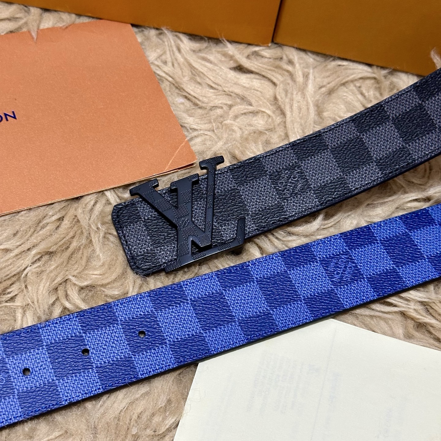 LV 宽4.0cm 双面腰带将两式经典融于一处。Monogram 印花瞩目放大，与焕新 Monogram